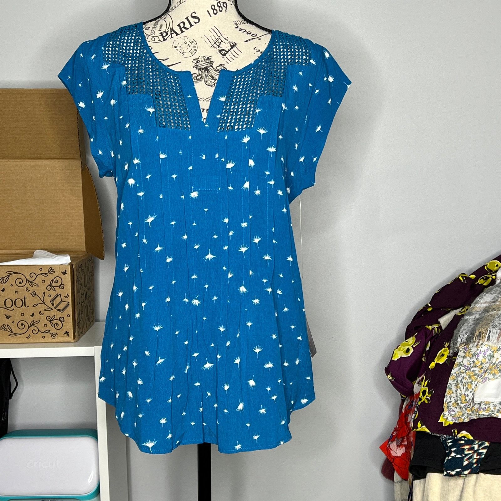 Other Estefany Lace Detail Split Neck Blouse - Stitch Fix Size XS / US 0-2 / IT 36-38 - 10 Thumbnail