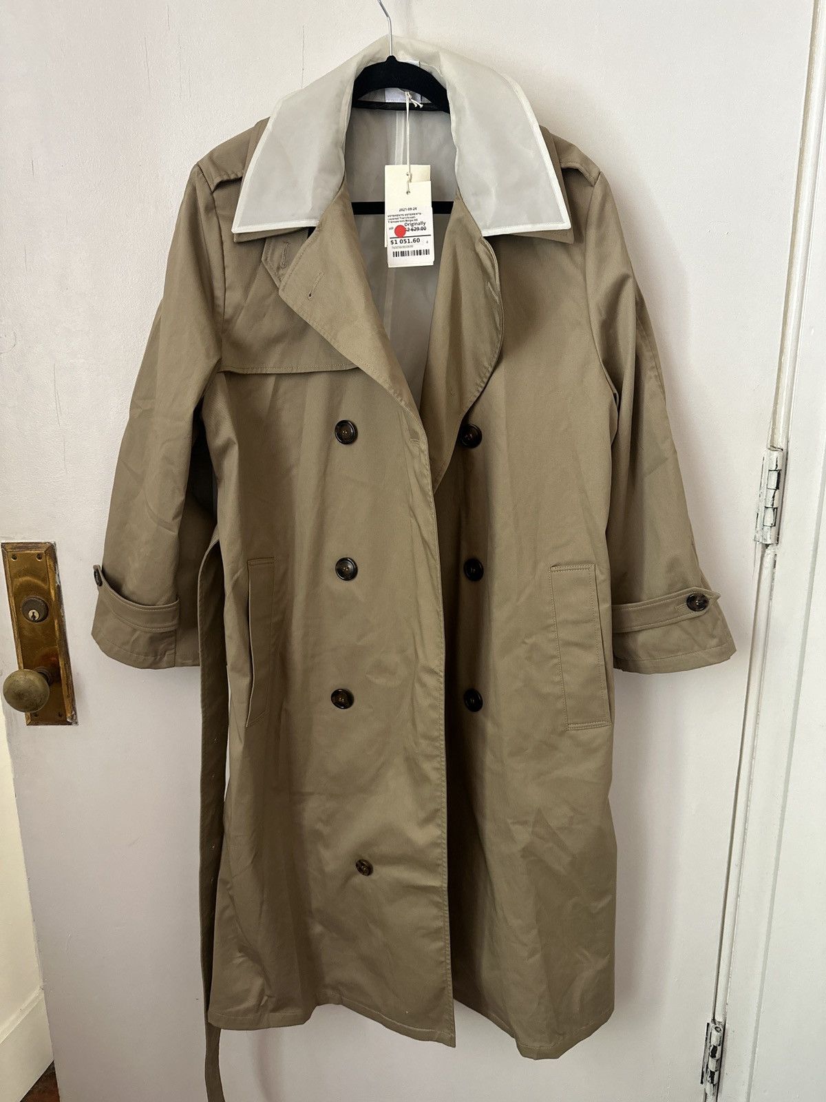 Vetements $2700 Vetements Tan Trench Coat, Cut Out Back Size XS / US 0-2 / IT 36-38 - 2 Thumbnail