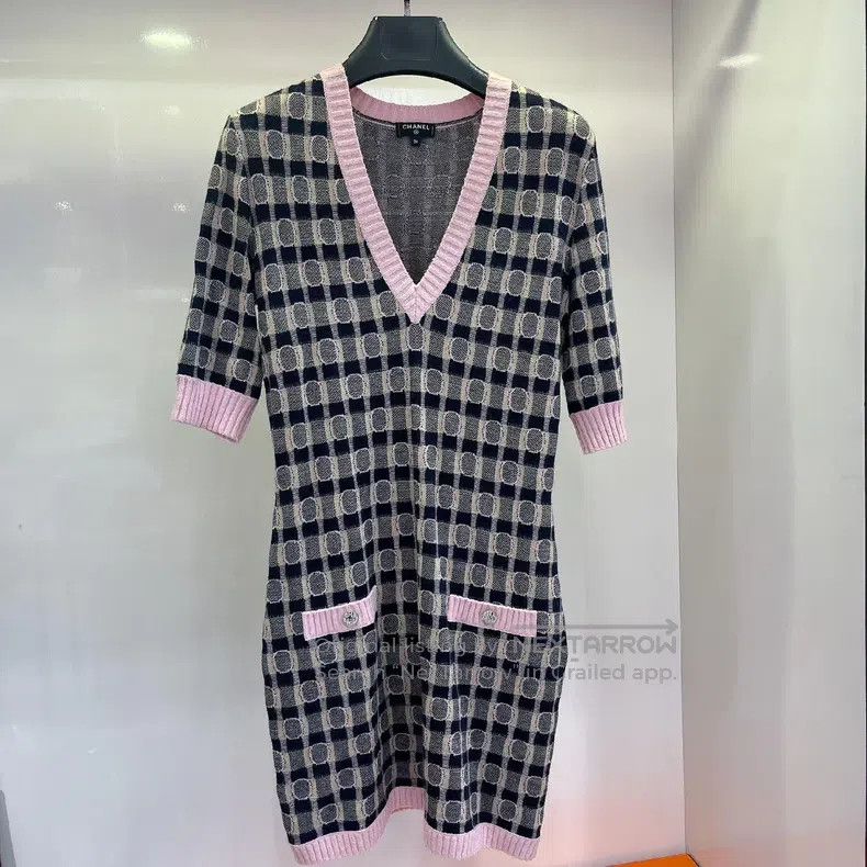Chanel Chanel 21b knitted v-neck dress Size XS / US 0-2 / IT 36-38 - 1 Thumbnail