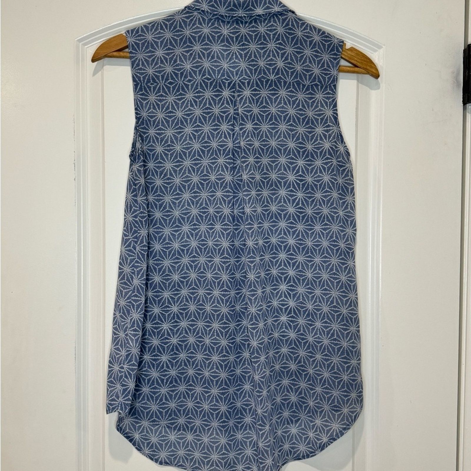 H&M H&M Blue Geometric Pattern Button Down Blouse Size XS Size XS / US 0-2 / IT 36-38 - 8 Thumbnail