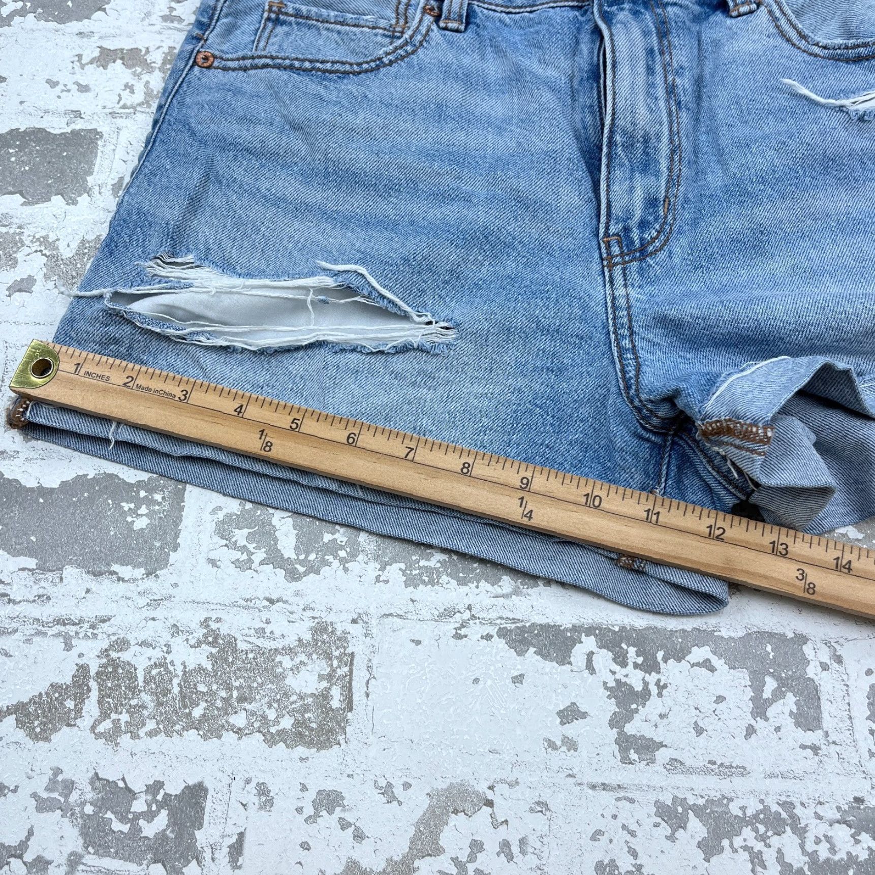 American Eagle Outfitters American Eagle Outfitters Shorts Women 8 Cut Off Baggy Mom Med Wash Faded Holes Jorts Size 30" / US 8 / IT 44 - 5 Thumbnail