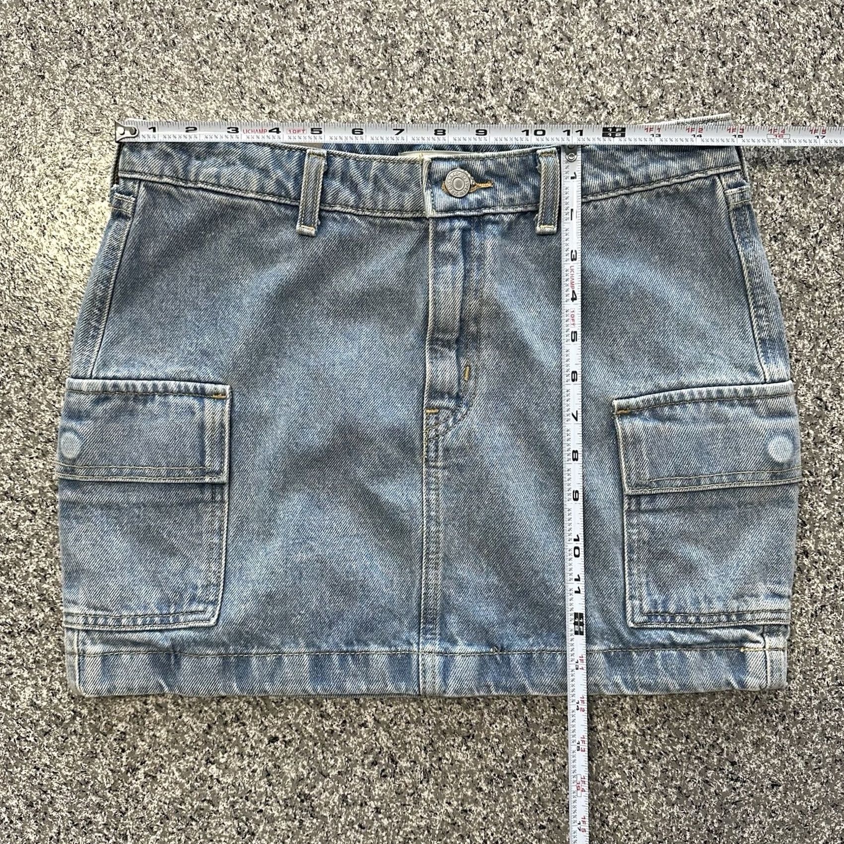 Levi's VINTAGE Levi's 94 Cargo Mini Skirt Denim Womens 26 Mid Rise Pocketed Cotton Denim Short 14” blue Size 26" / US 2 / IT 38 - 7 Thumbnail