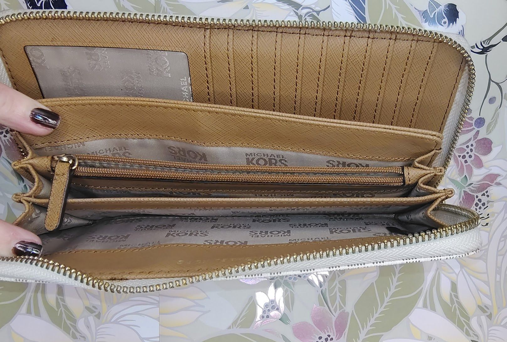 Michael Kors Michael Kors Wallet in the vanilla signature-print canvas. Size ONE SIZE - 8 Thumbnail