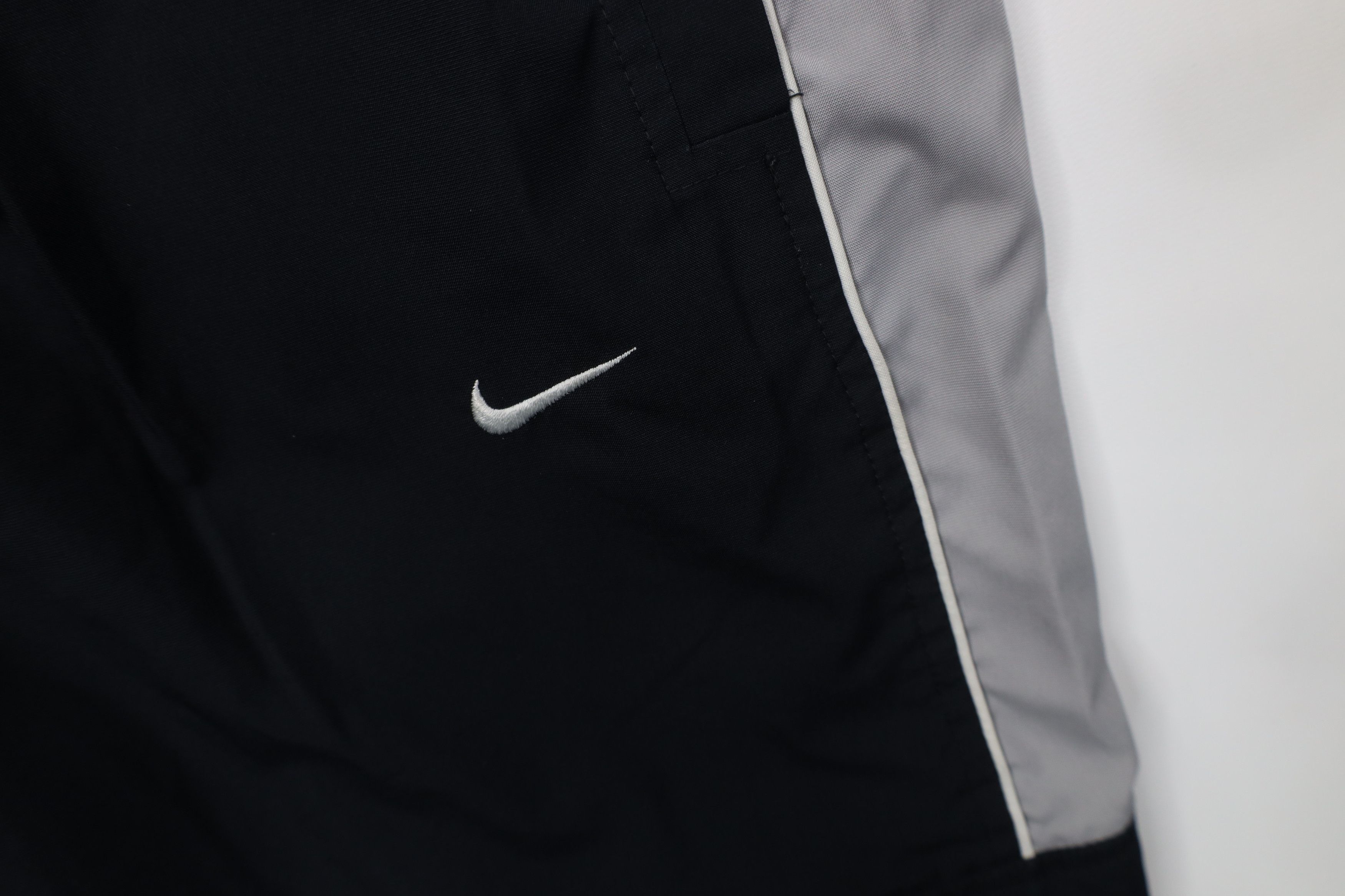 Nike Vintage Y2K Nike Cropped Lined Wide Leg Cargo Pants Black Size 26" / US 2 / IT 38 - 7 Thumbnail