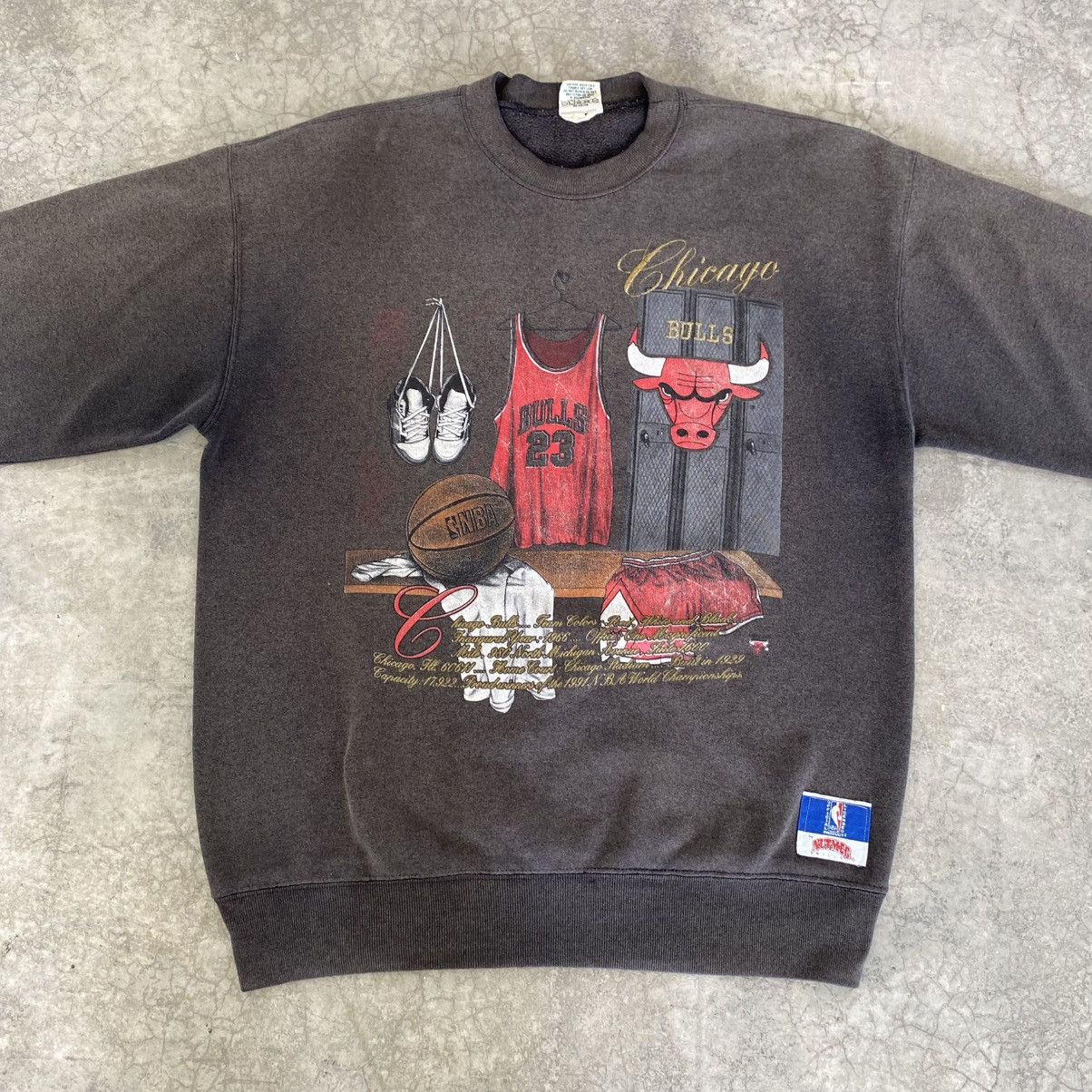 NBA VTG 90’s Chicago Bulls MJ Sun Faded Crewneck Sweatshirt Size US L / EU 52-54 / 3 - 8 Thumbnail