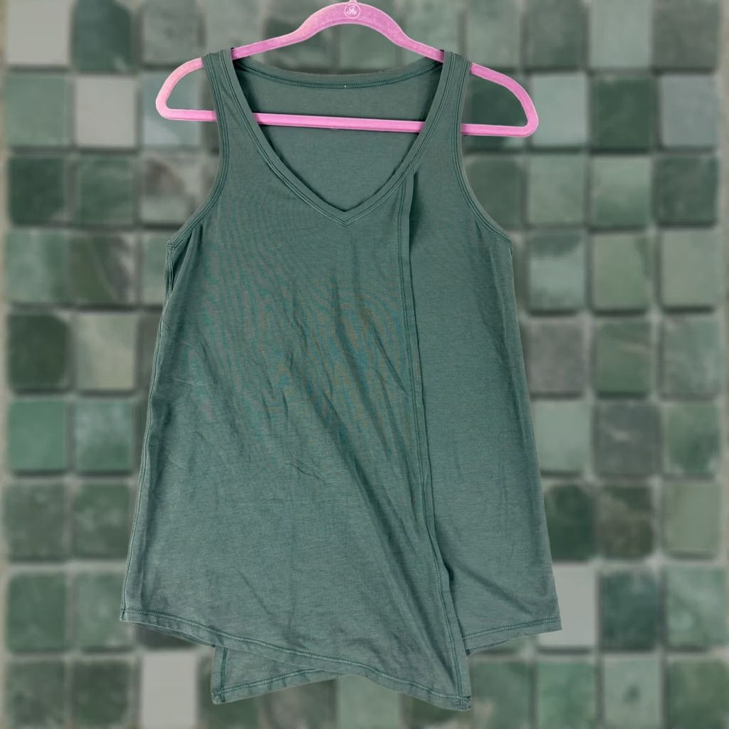 Lululemon Lululemon Womens Green V Neck Tank Top Split Hem Athletic Activewear Size 6 Size M / US 6-8 / IT 42-44 - 1 Thumbnail