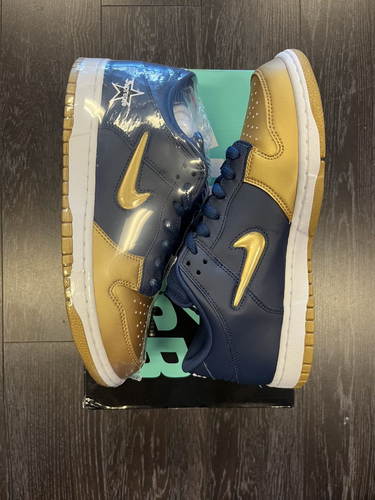 Nike × Supreme Nike SB Dunk Low Supreme Jewel Swoosh Gold Size US 7.5 / EU 40-41 - 2 Thumbnail
