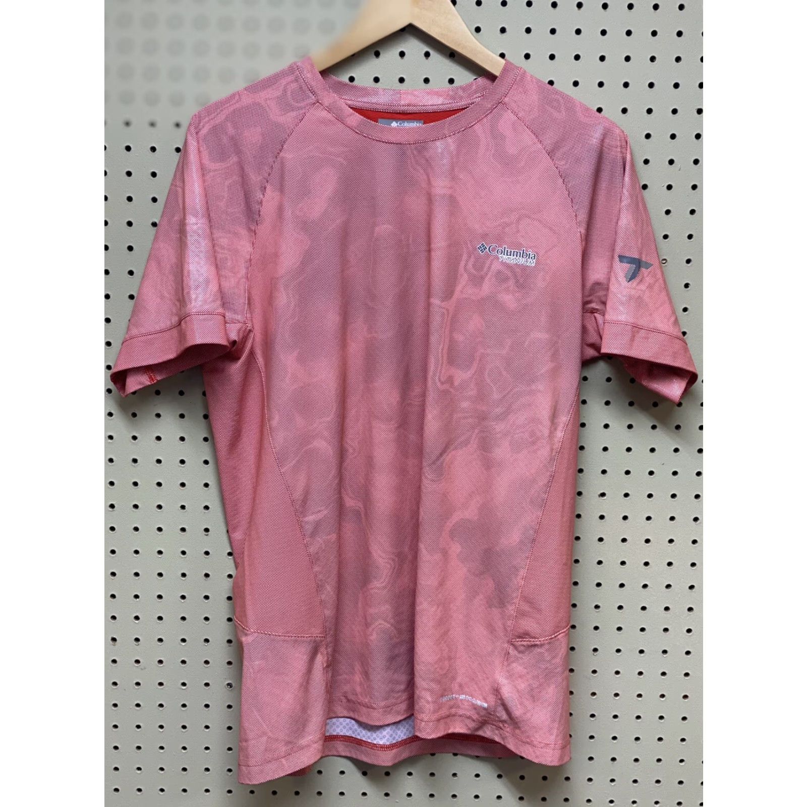 Logo 7 COLUMBIA TITANIUM XL Logo Athletic Short Sleeve T-Shirt Compression Coral Camo Shirt Men XL Orange Camouflage Graphic Size US XL / EU 56 / 4 - 3 Thumbnail