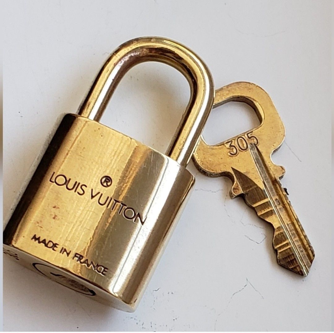 Louis Vuitton Vintage Louis Vuitton padlock, #305 (made before '09) Size ONE SIZE - 5 Thumbnail