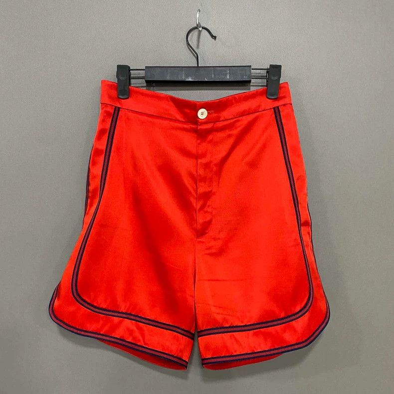 Gucci Gucci Red shorts 2506-Nextarrow Size 25" / US 0 / IT 36 - 1 Thumbnail