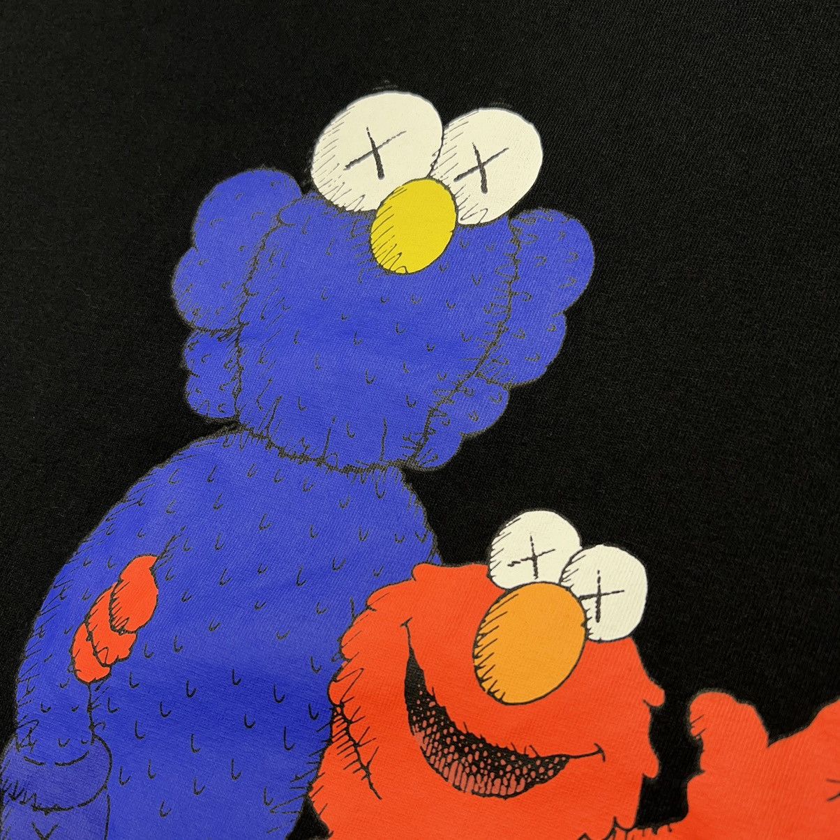 Kaws × Uniqlo Uniqlo Kaws Tee Shirt Black Sesame Street Elmo Figure Size US L / EU 52-54 / 3 - 4 Thumbnail