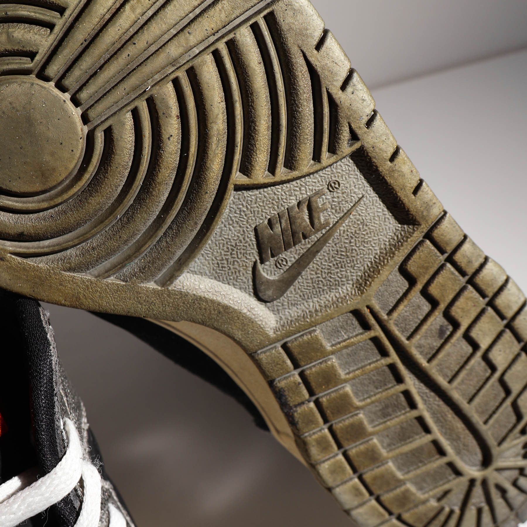Nike Rare Nike Big Nike Logo Distressed Black Silver Sneaker 2010 Size US 10.5 / EU 43-44 - 8 Thumbnail