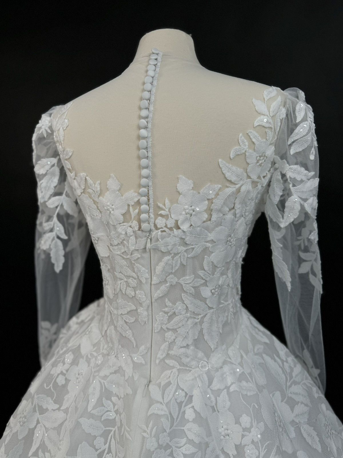Other US 10 Anna Augusta Embroidered Lace Bridal Gown Size L / US 10 / IT 46 - 6 Thumbnail