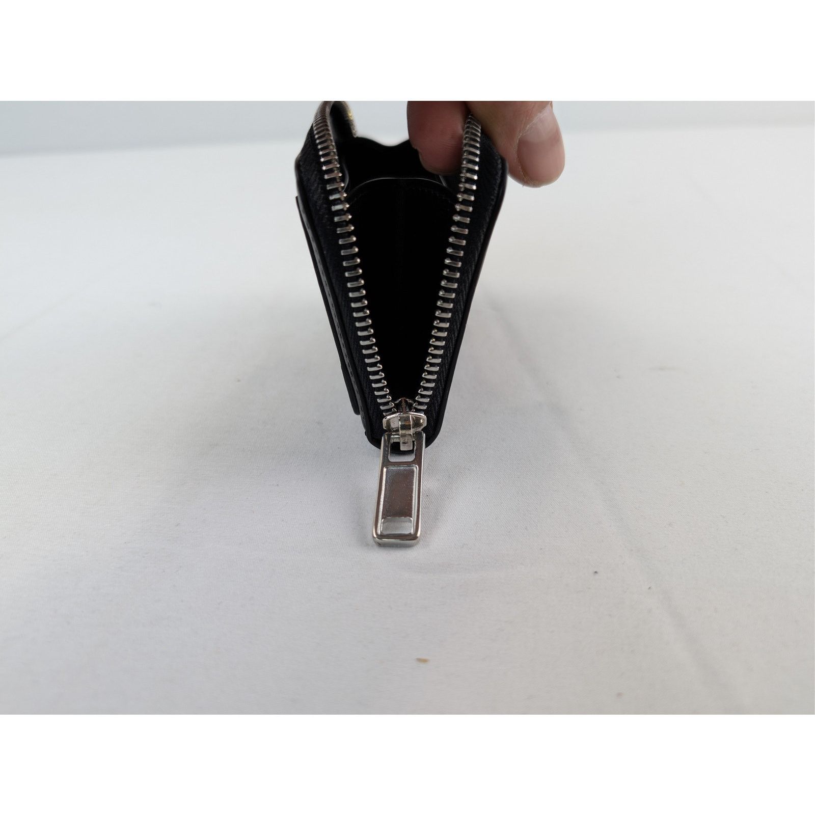 Maison Margiela o1rshd1 Q:2 / Size: OS / Zip Wallet in Black Size ONE SIZE - 8 Thumbnail
