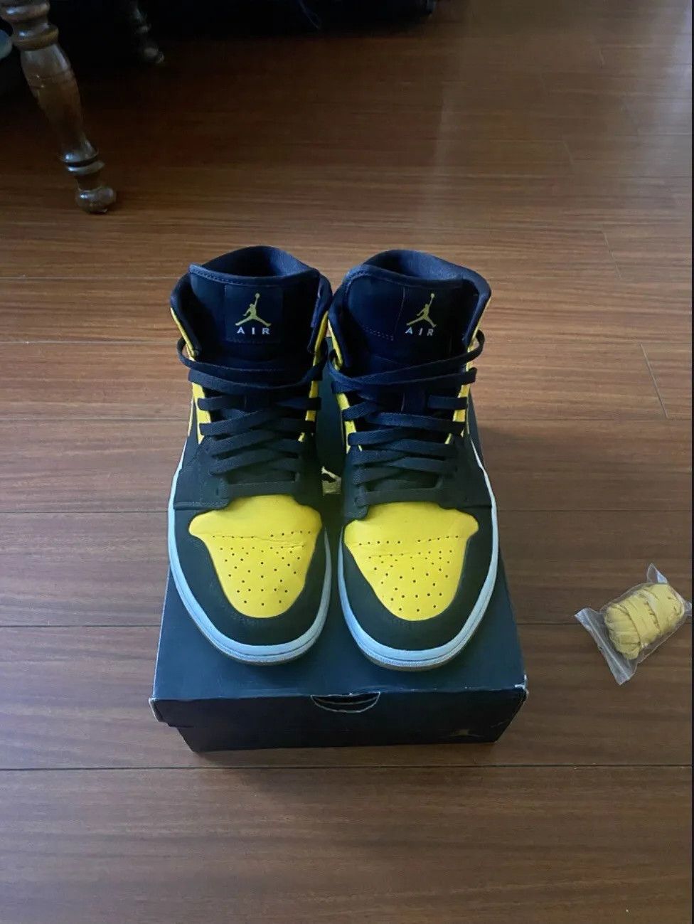 Jordan Brand AIR JORDAN 1 RETRO MID “NEW LOVE” (2017) Size US 9 / EU 42 - 6 Thumbnail