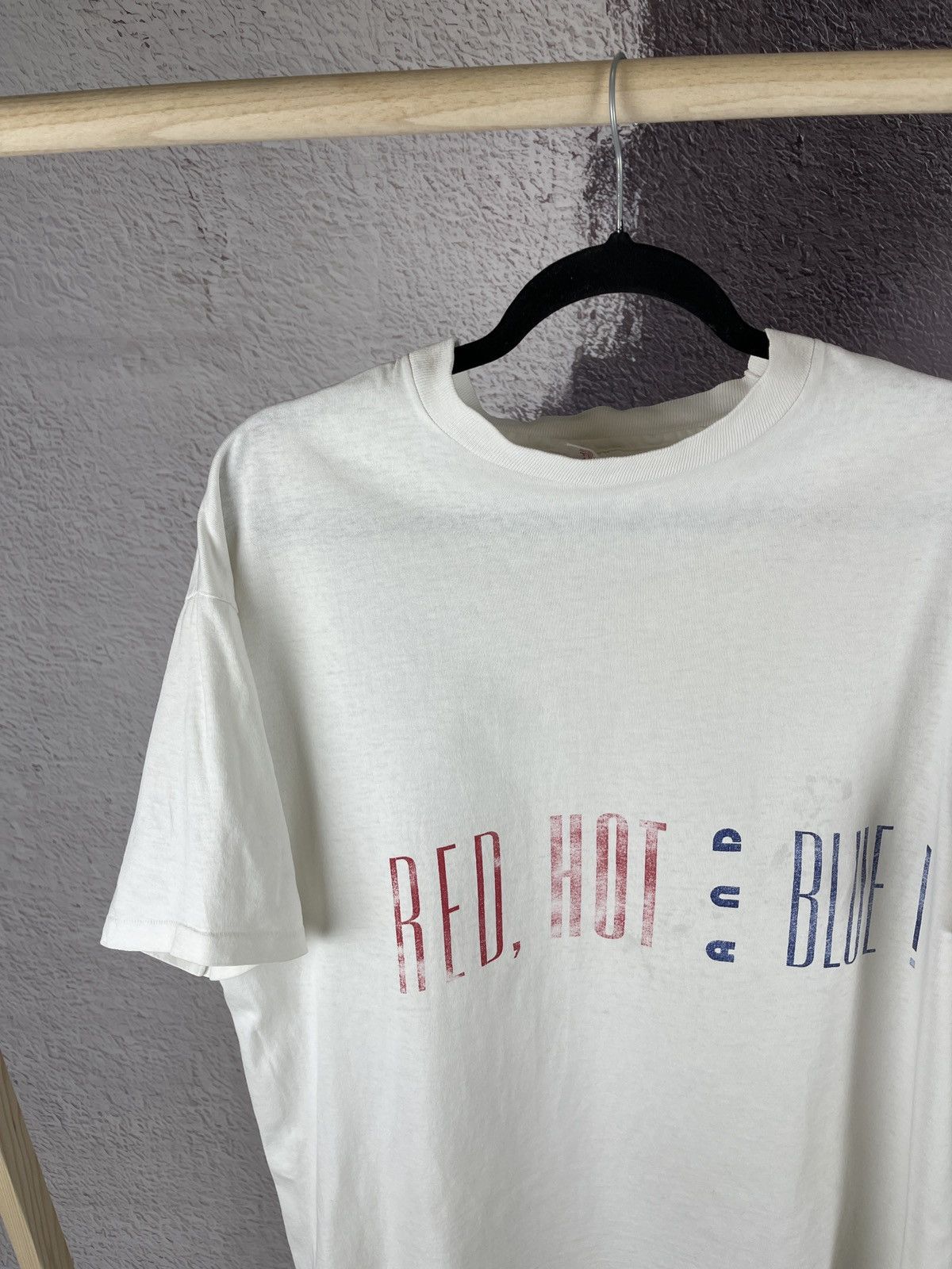 Japanese Brand 90’s Estée Lauder “Red Hot and Blue!” Tee shirt used Size US L / EU 52-54 / 3 - 3 Thumbnail