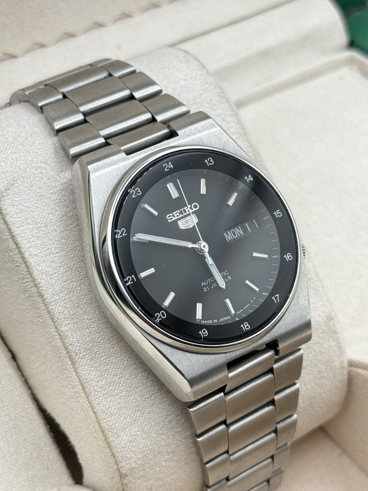 Seiko × Vintage SEIKO 5 AUTOMATIC 7S26 BLACK DIAL MEN’S WRISTWATCH Size 36 - 2 Thumbnail