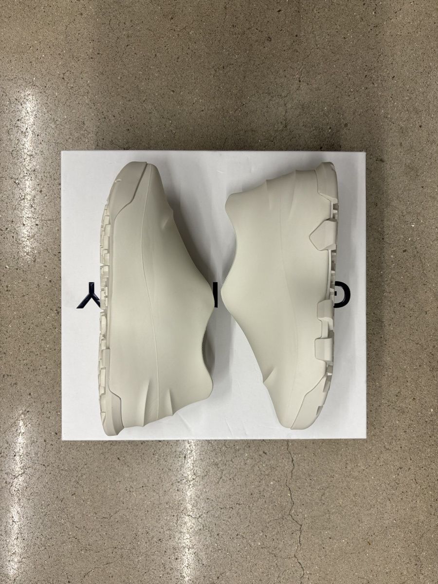 Givenchy Givenchy Show Low Shoe Ivory Size US 8 / EU 41 - 1 Thumbnail