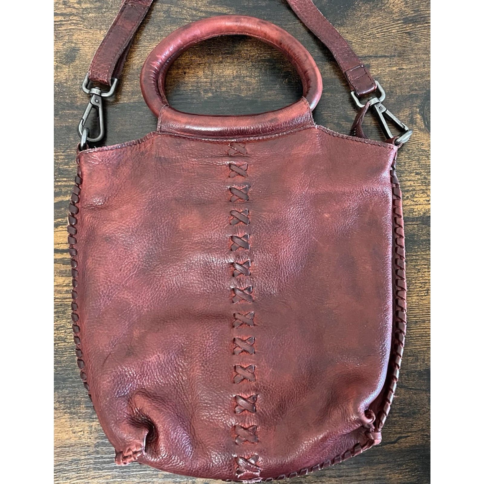 Vintage Latico Crossbody Bag Women Burgundy Leather Oxblood Distressed Adjustable Strap Inner Pockets Outdoor Pockets EUC Size ONE SIZE - 5 Thumbnail