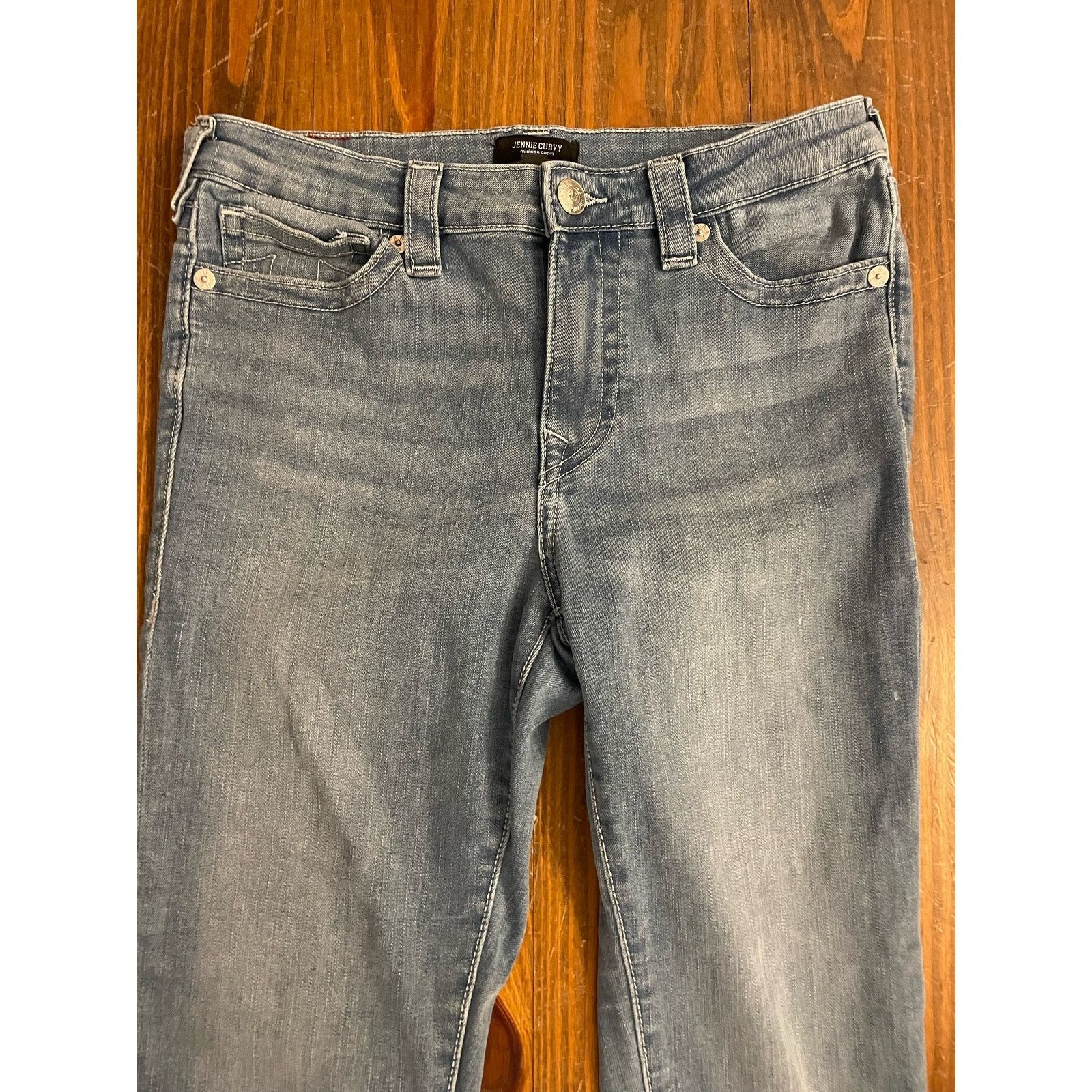 True Religion True Religion Light Wash Jennie Curvy Midrise Capri, size 30 Size 30" / US 8 / IT 44 - 3 Thumbnail