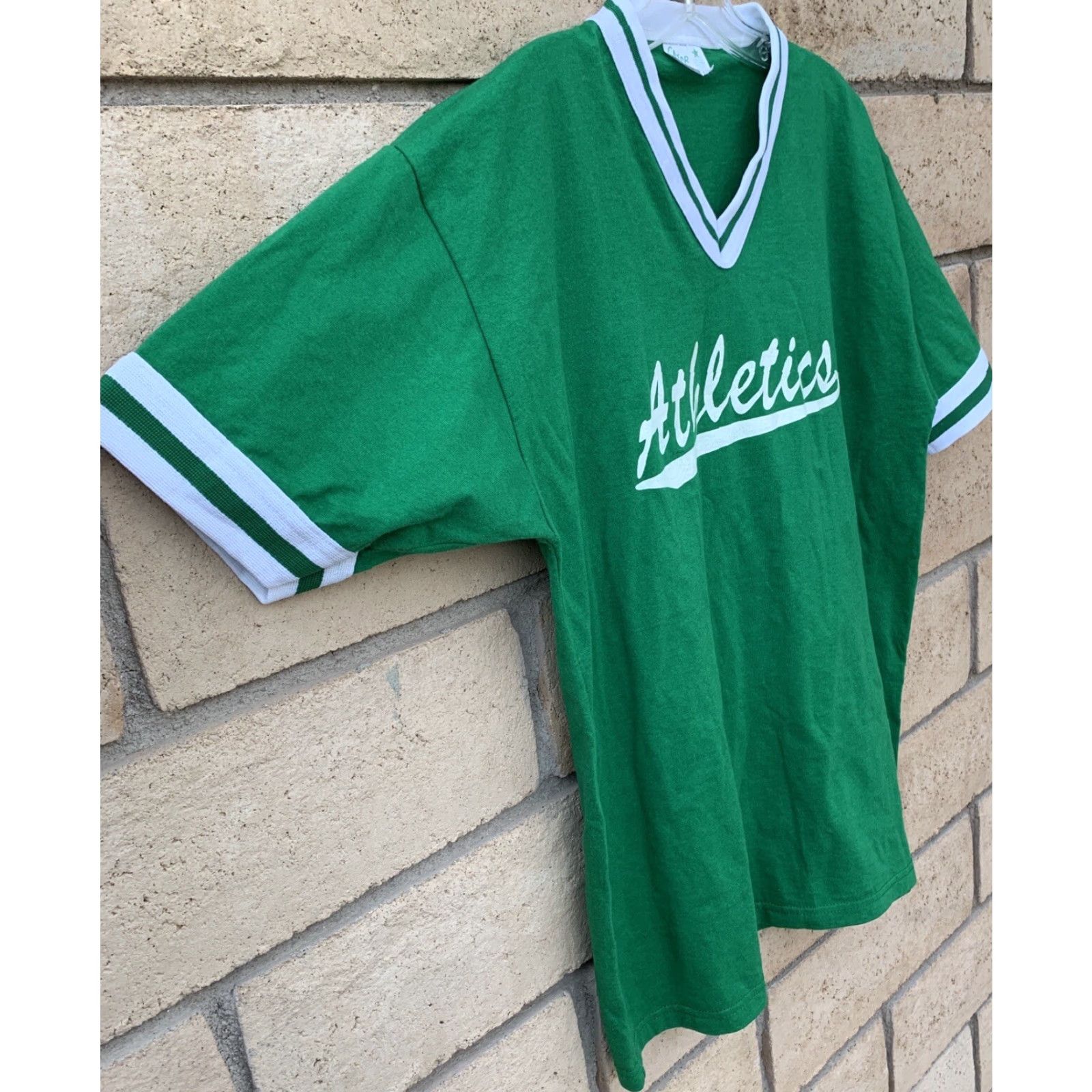 Vintage VINTAGE Gator Athletics Inc V Neck T Shirt Athletics Unisex Adults T-Shirt Sz L Green Graphic Print Sports Size US L / EU 52-54 / 3 - 3 Thumbnail