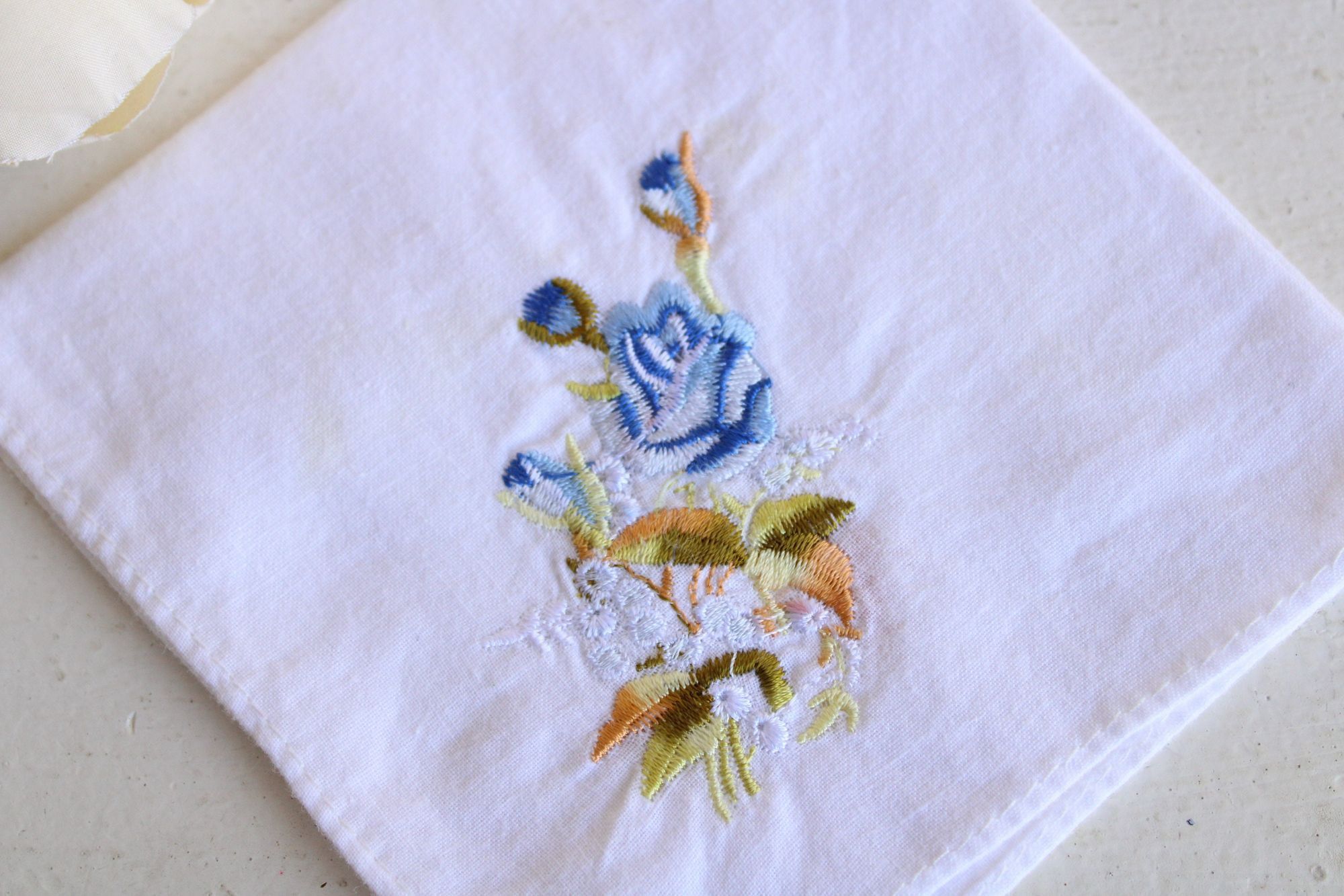 Vintage Vintage Handkerchief, White Cotton With Blue Embroidered Ros Size ONE SIZE - 2 Thumbnail