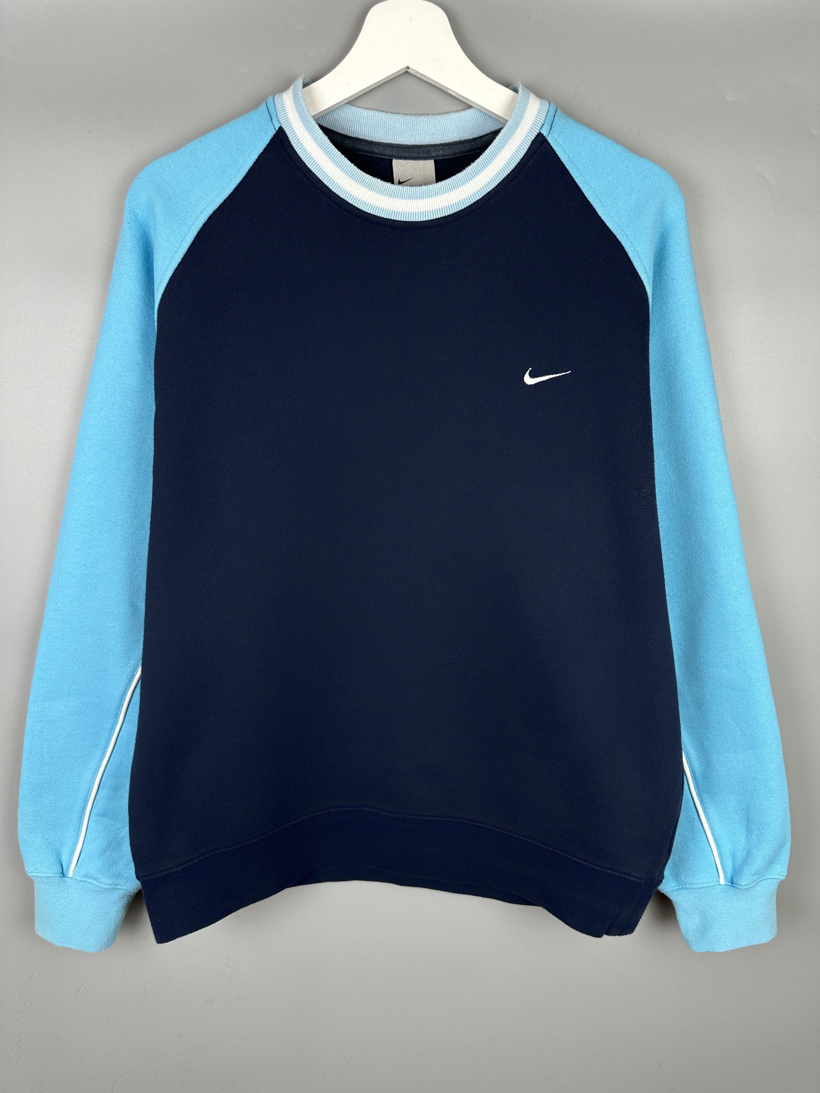Nike 90s Vintage Nike Mini Logo Sweatshirt Crewneck Y2K Center Size US L / EU 52-54 / 3 - 1 Thumbnail