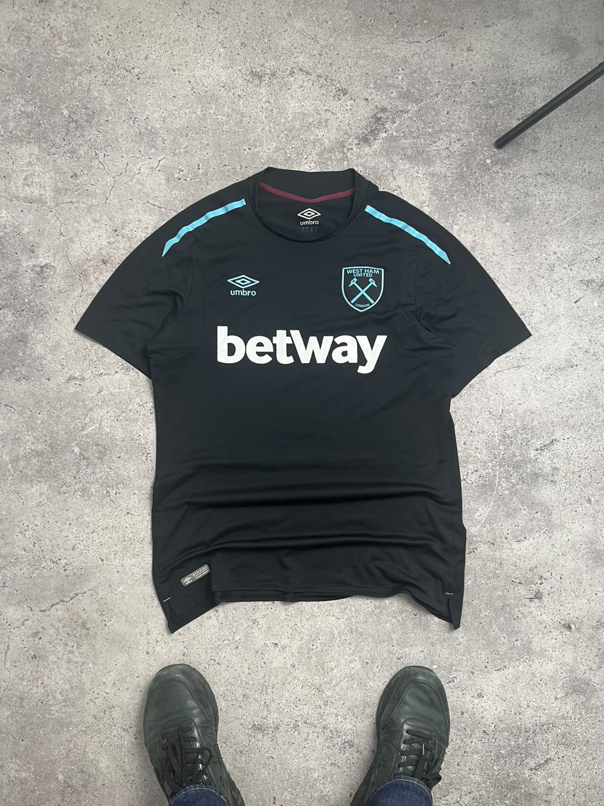 Umbro UMBRO FC WEST HAM UNITED SOCCER JERSEY FOOTBALL SHIRT Size US L / EU 52-54 / 3 - 1 Thumbnail