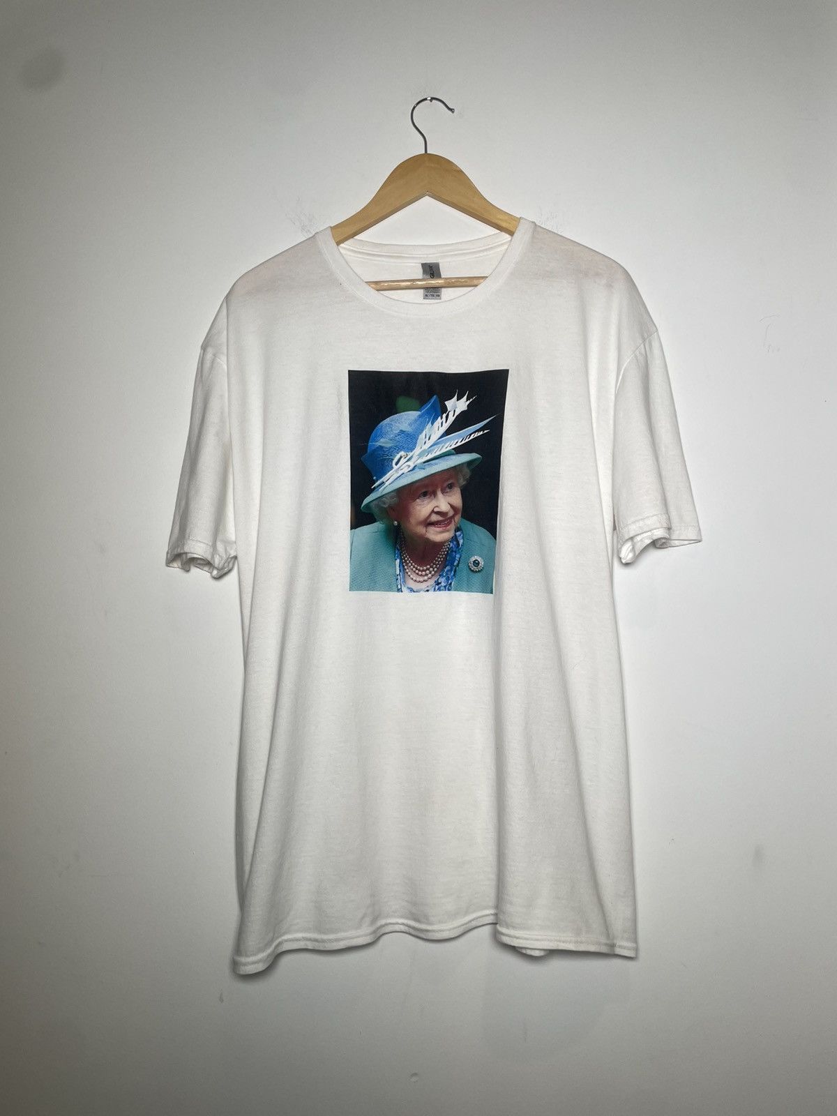 Gildan Queen Elizabeth II Graphic Tee - Gildan Softstyle - XL Size US XL / EU 56 / 4 - 1 Thumbnail