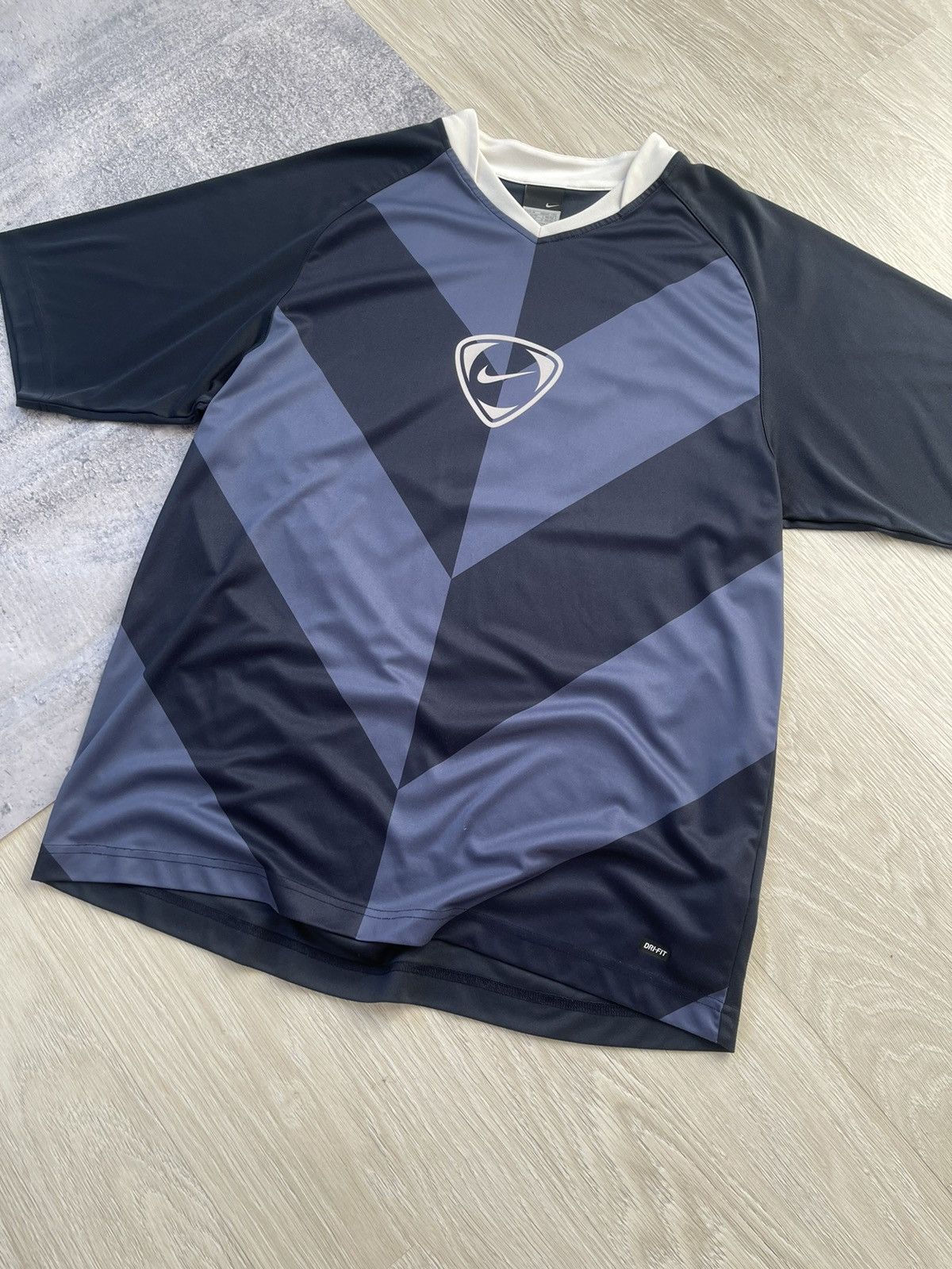 Nike Vintage Nike Team Y2k Center Swoosh Logo 00s Jersey T-shirt Size US M / EU 48-50 / 2 - 5 Thumbnail