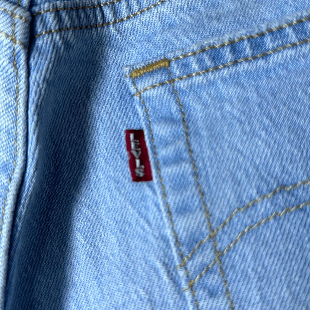 Levi's VINTAGE Levi’s 501 Jeans Men Size W26 L28 Light Wash 90s Button Fly Raw Hem Blue Size US 26 / EU 42 - 6 Thumbnail