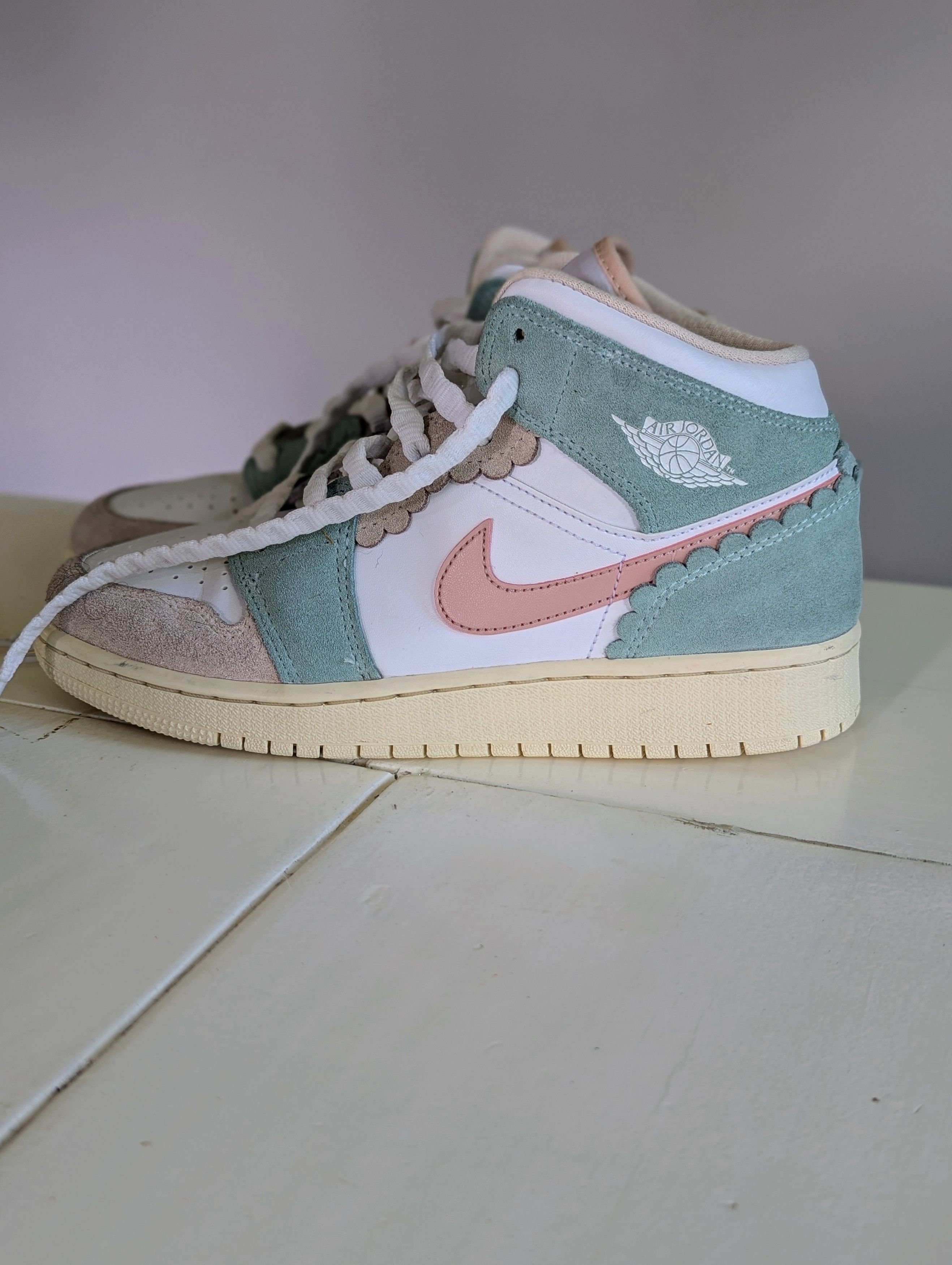 Nike Nike Air Jordan 1 Mid SE GS Scalloped Edge 5.5Y (Women 7) Size US 7 / IT 37 - 1 Thumbnail