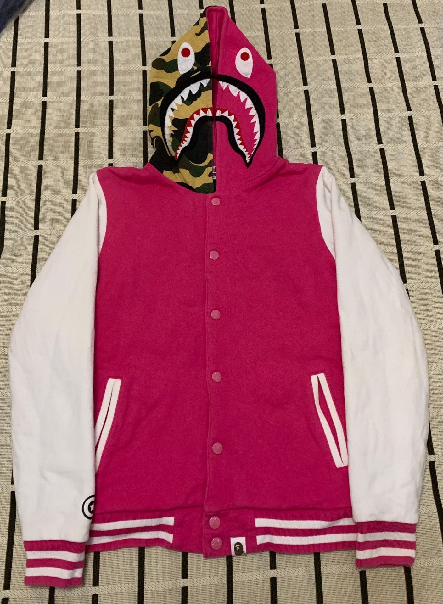 Bape Bape Shark Camo Red Down Jacket S Women Size S / US 4 / IT 40 - 1 Thumbnail