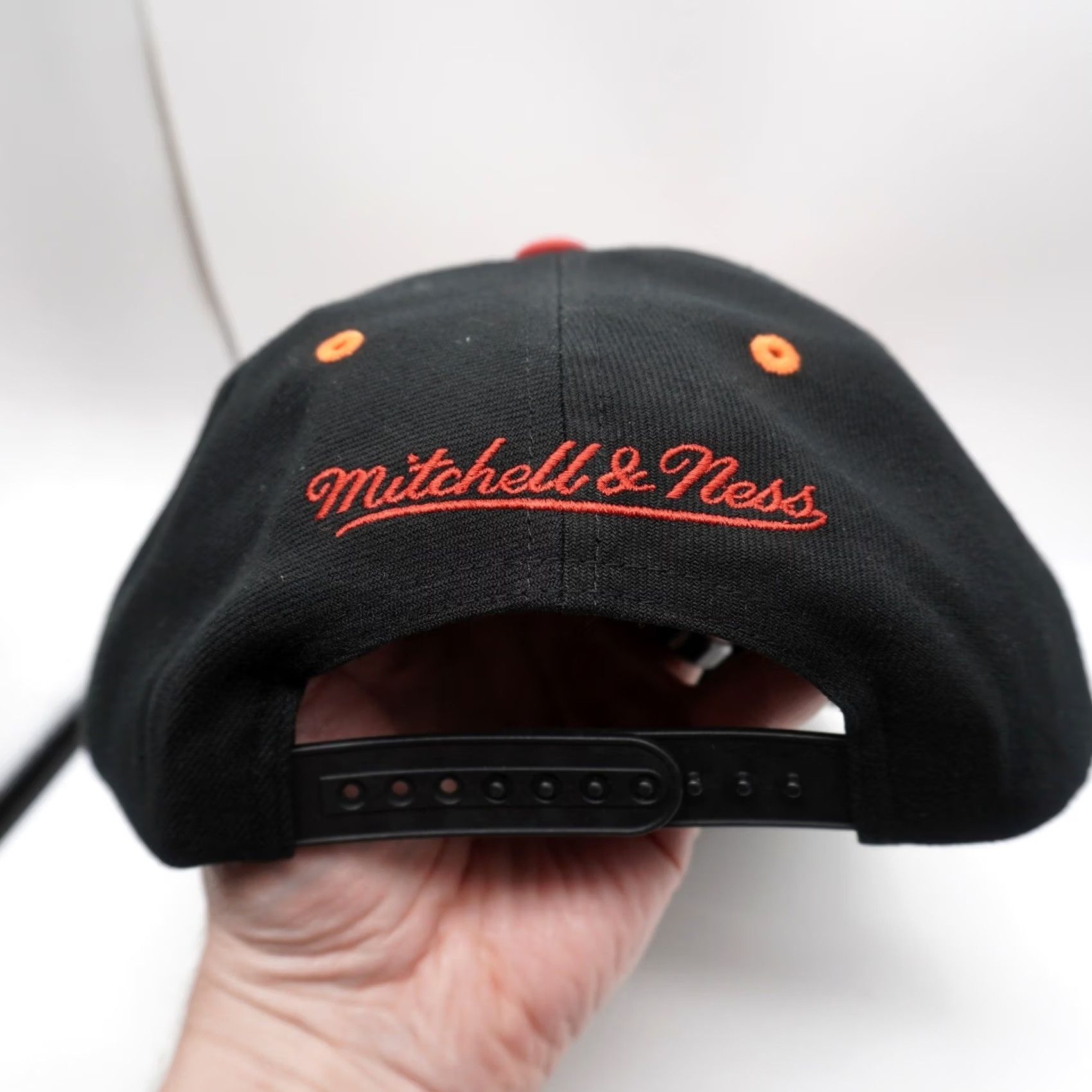 Mitchell & Ness VINTAGE Mitchell & Ness Hat Mens One Size Black Miami Heat Snapback OSFM Red Retro Badge NBA Cap Size ONE SIZE - 5 Thumbnail