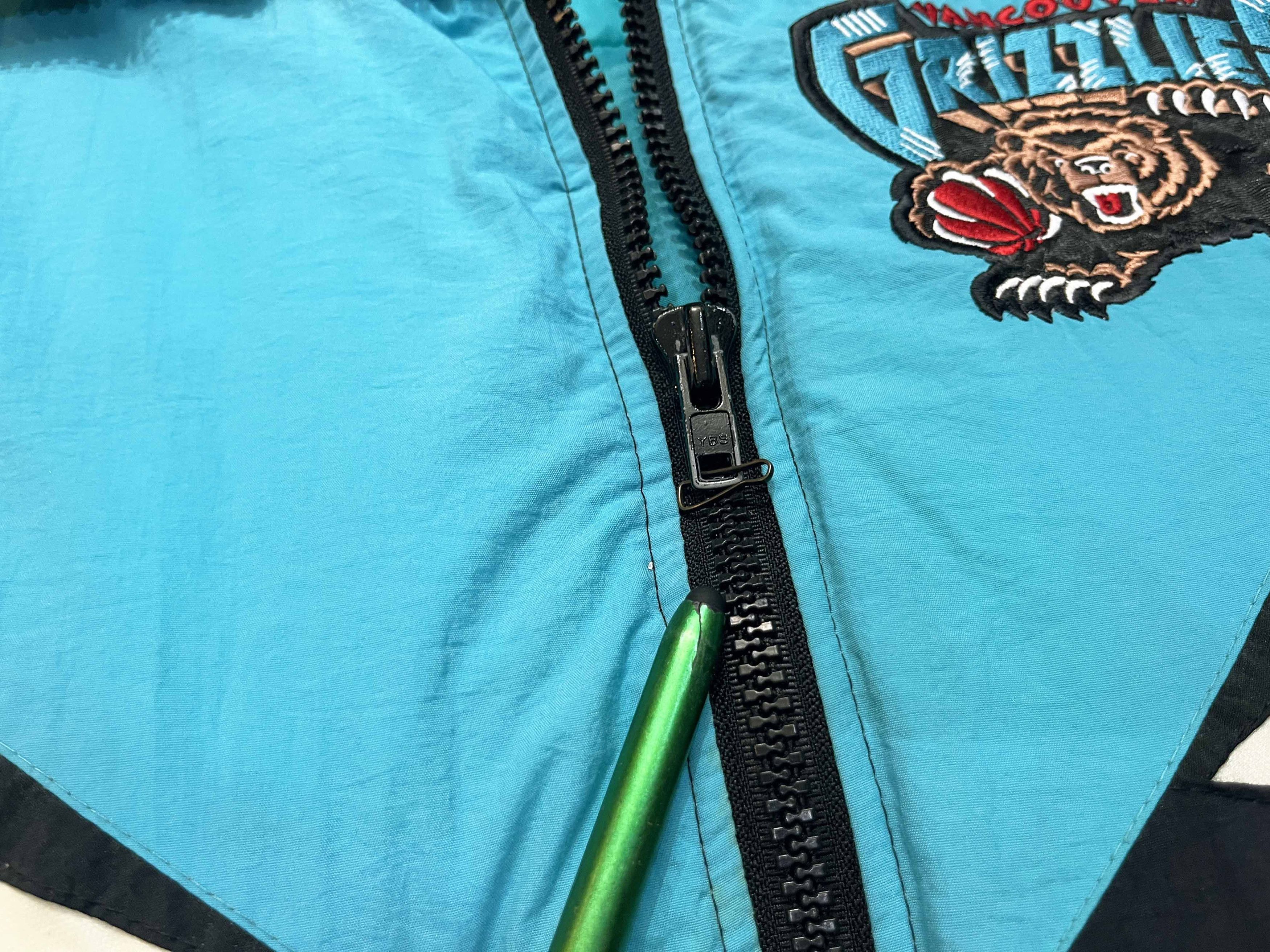 Pro Player Vintage Pro Player Vancouver Grizzlies NBA Puffer Jacket Size US L / EU 52-54 / 3 - 12 Thumbnail