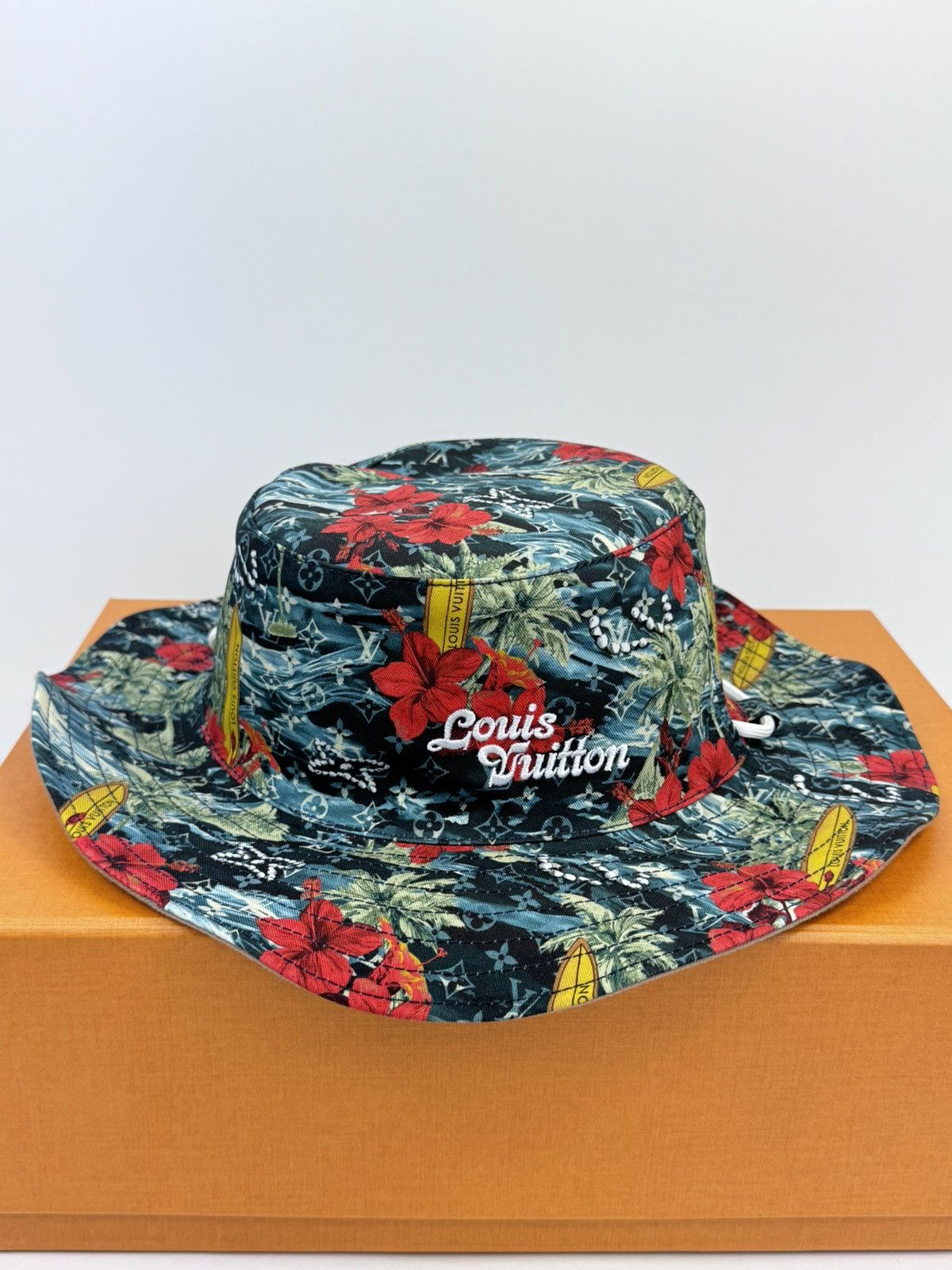 Louis Vuitton SURFIN MONOGRAM EXPLORER REVERSIBLE BUCKET HAT M7528M Size ONE SIZE - 3 Thumbnail