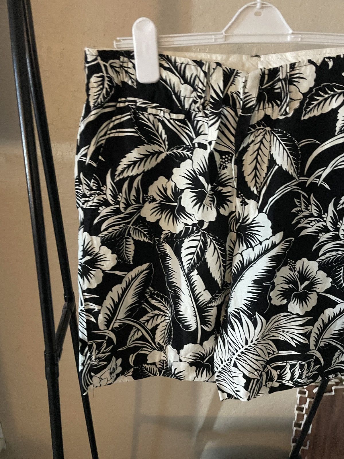 Polo Ralph Lauren Linen/Silk Drawstring FF floral shorts Size US 33 - 3 Thumbnail