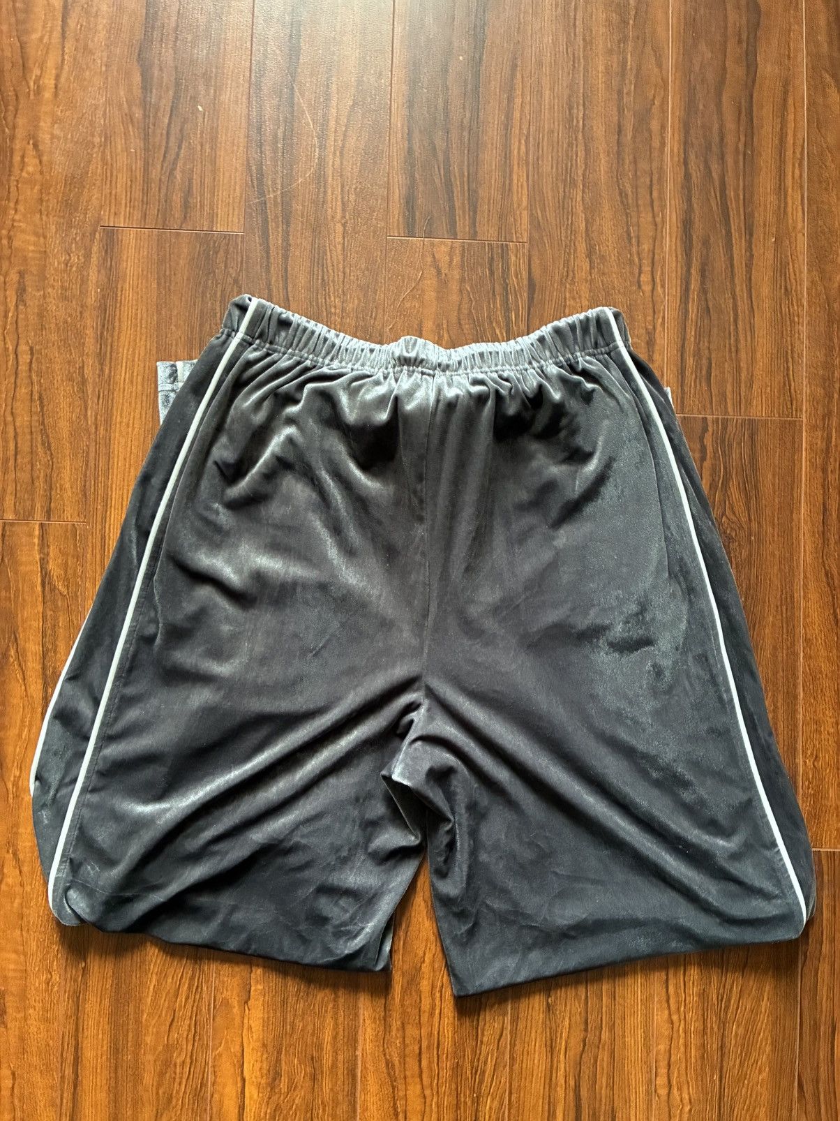 Urban Outfitters Urban Outfitters Gray Velvet Velour Track Pants. Size Medium Size US 35 - 4 Thumbnail