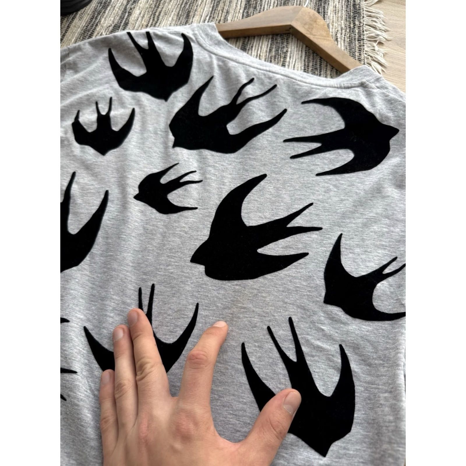 Alexander McQueen VINTAGE Alexander McQueen Swallow Bird All Over Print Gray T Shirt L Men Size US L / EU 52-54 / 3 - 6 Thumbnail