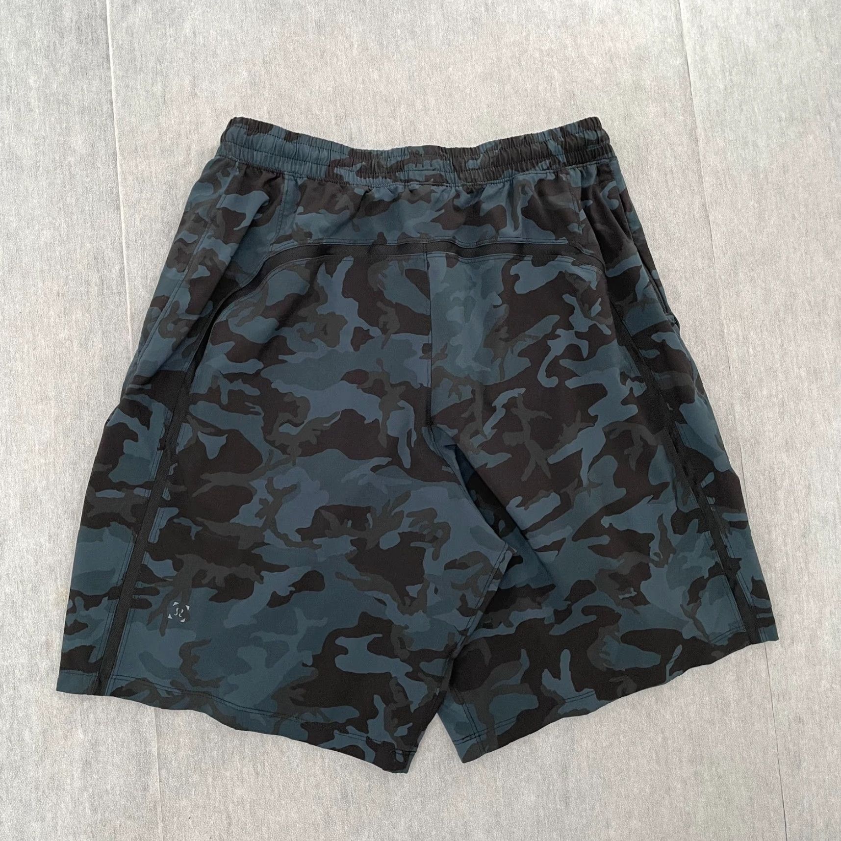 Lululemon Lululemon Pace Breaker Shorts Men Activewear Camouflage Drawstring Athletic 8.5in Inseam Size M Black Blue Size US 31 - 2 Thumbnail