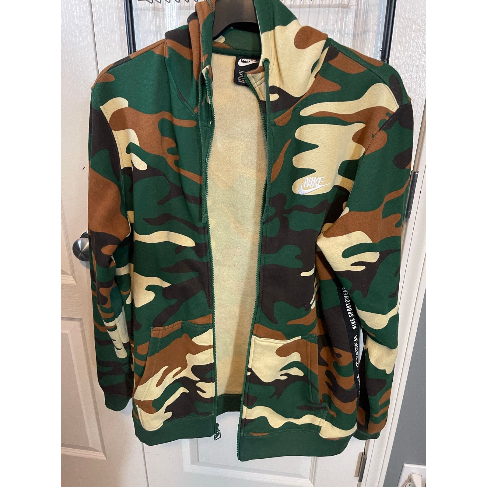 Nike NIKE AV5940-341 SPORTSWEAR JACKET: GREEN CAMO MEN SIZE M Size US M / EU 48-50 / 2 - 4 Thumbnail