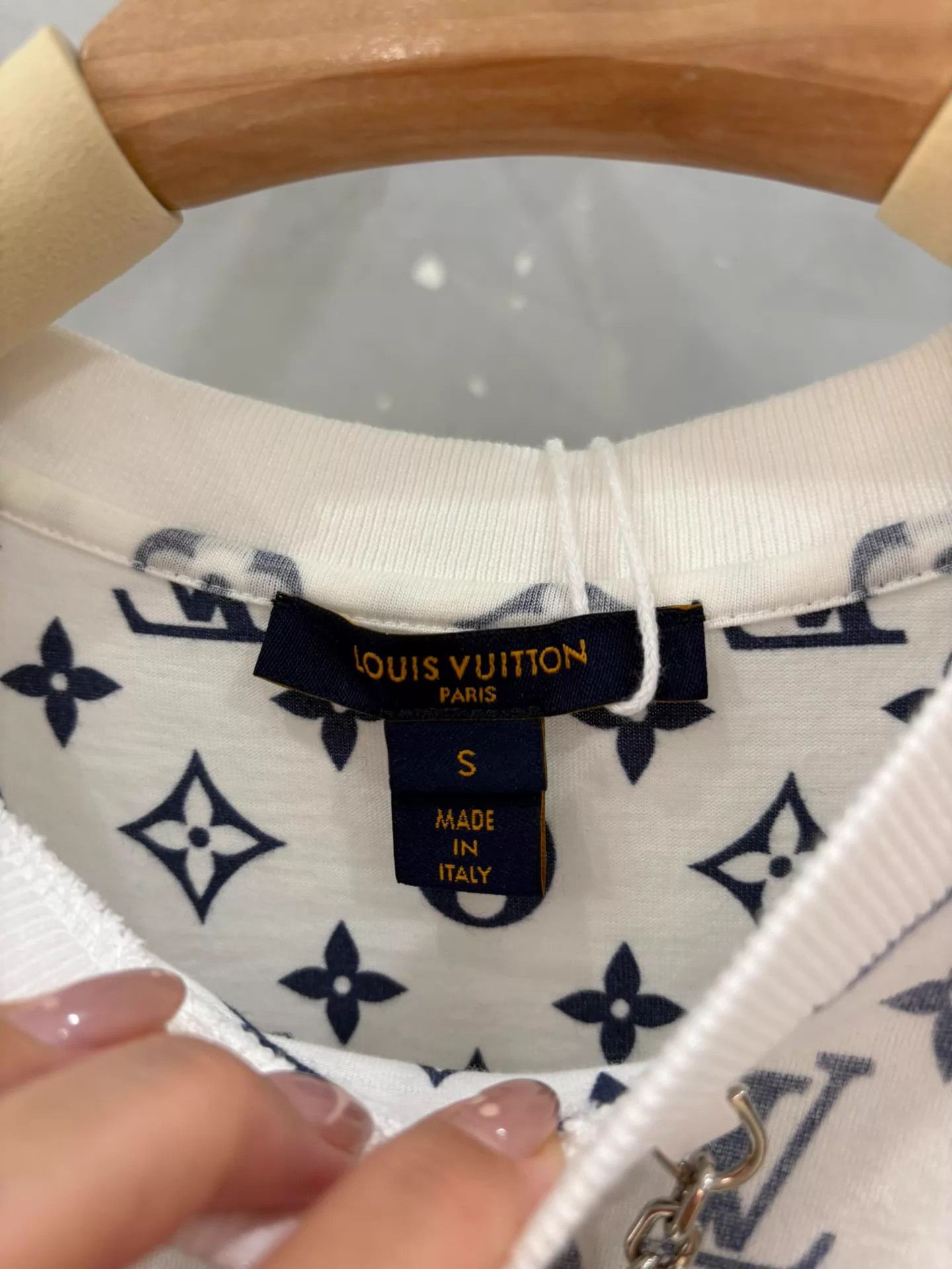 Louis Vuitton LV Classic Full Logo White Tee S Mint Size S / US 4 / IT 40 - 3 Thumbnail