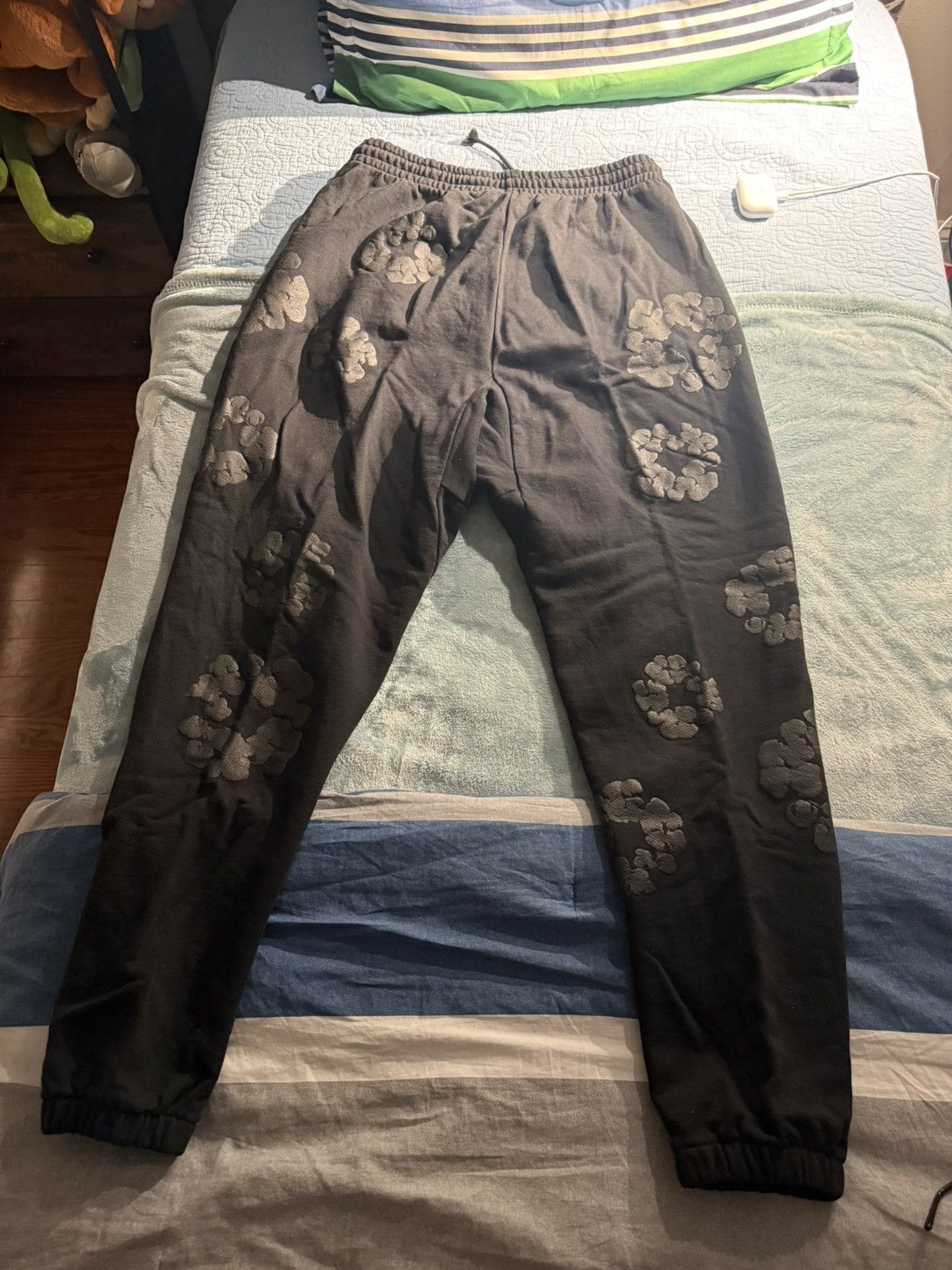 DENIM TEARS Mono Wreath Sweatpants - M / Black Size US 32 / EU 48 - 1 Thumbnail