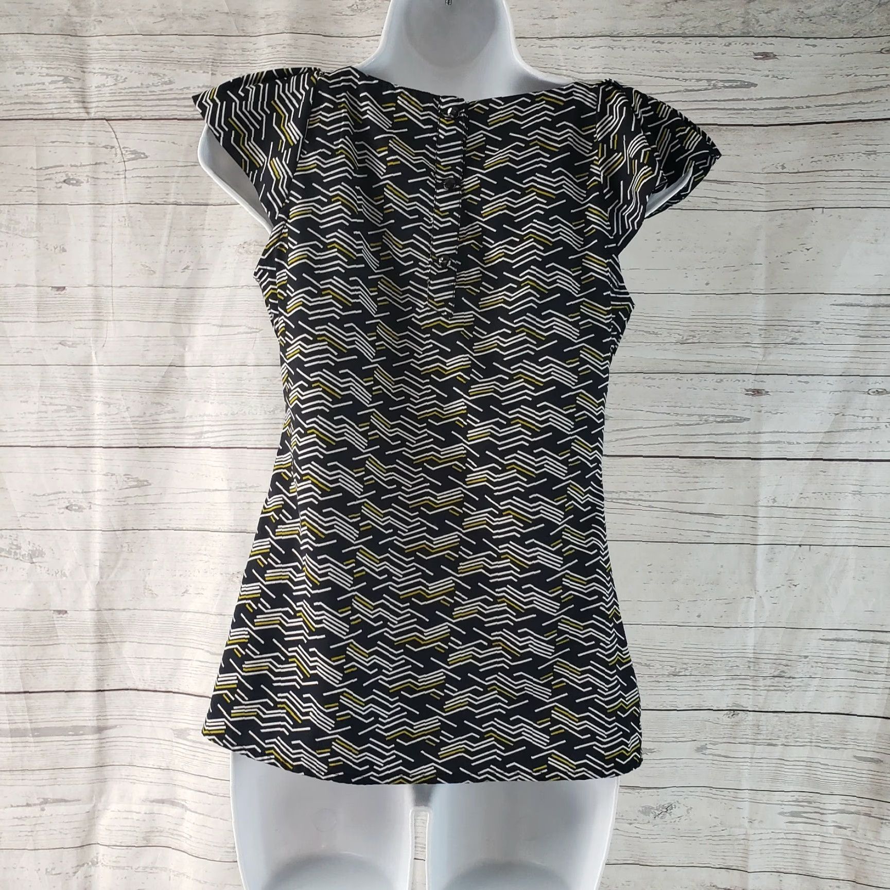 Banana Republic Banana Republic Womens Blouse Sz P2XS Black White Cap Sleeve Shirt Petite Womens Geometric Pattern 100% Polyester Cap Sleeve Round Neck Vintage: No Size XXS / US 00 / IT 34 - 4 Thumbnail