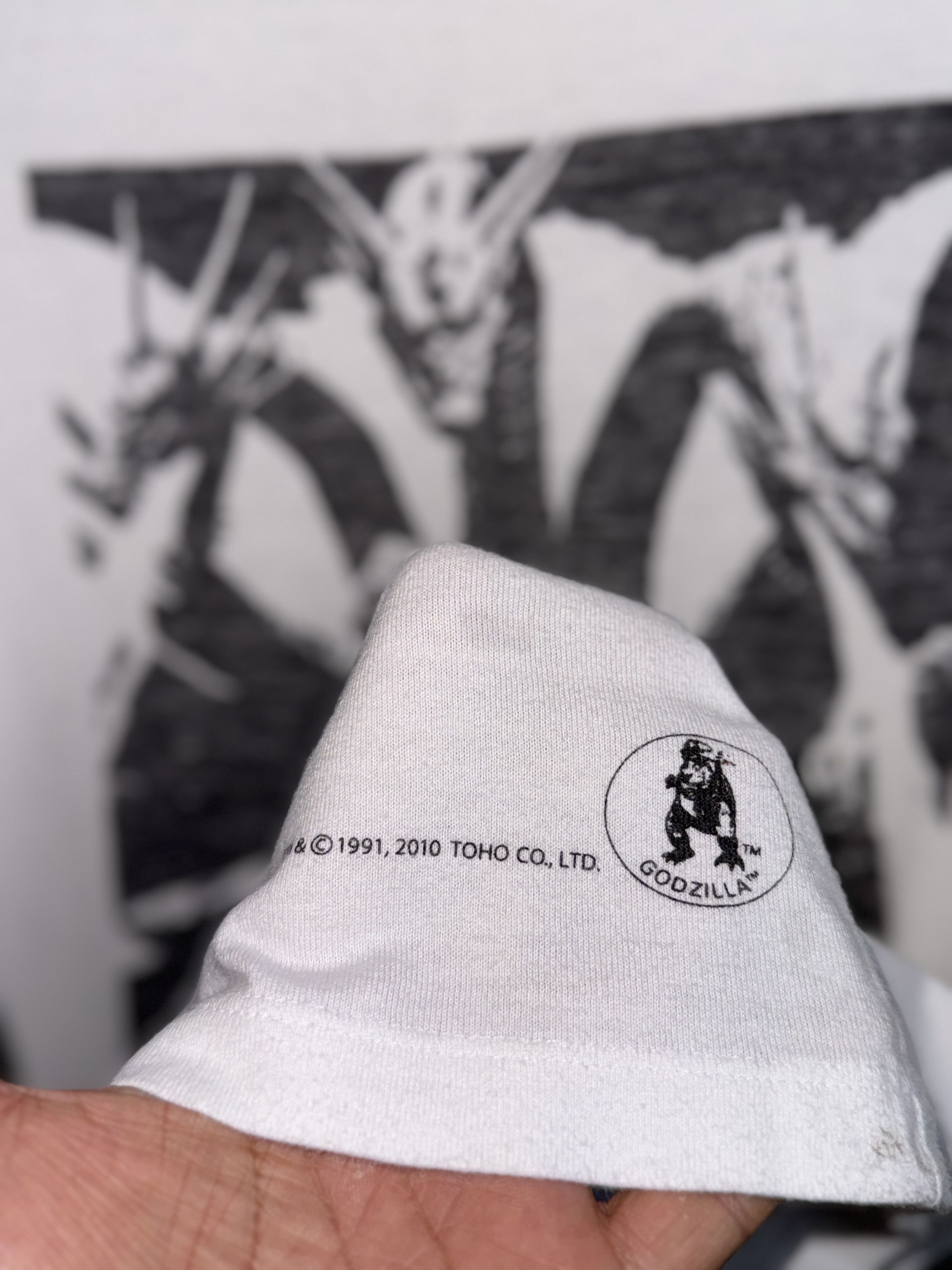 Uniqlo Godzilla and King Ghidorah 2010 Shirt Size US M / EU 48-50 / 2 - 4 Thumbnail