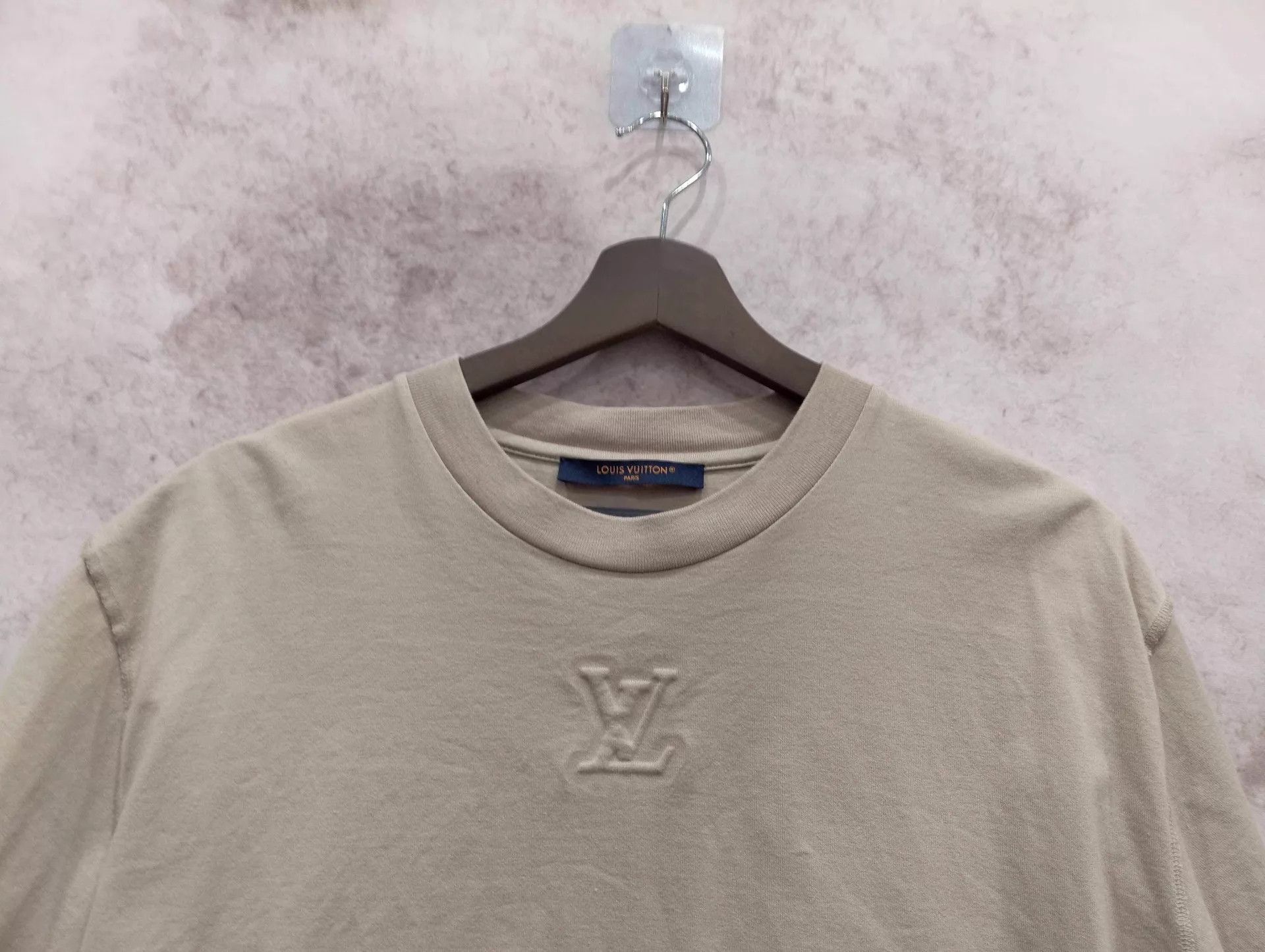 Louis Vuitton LV Embossed Logo Solid Short Tee S Size S / US 4 / IT 40 - 3 Thumbnail