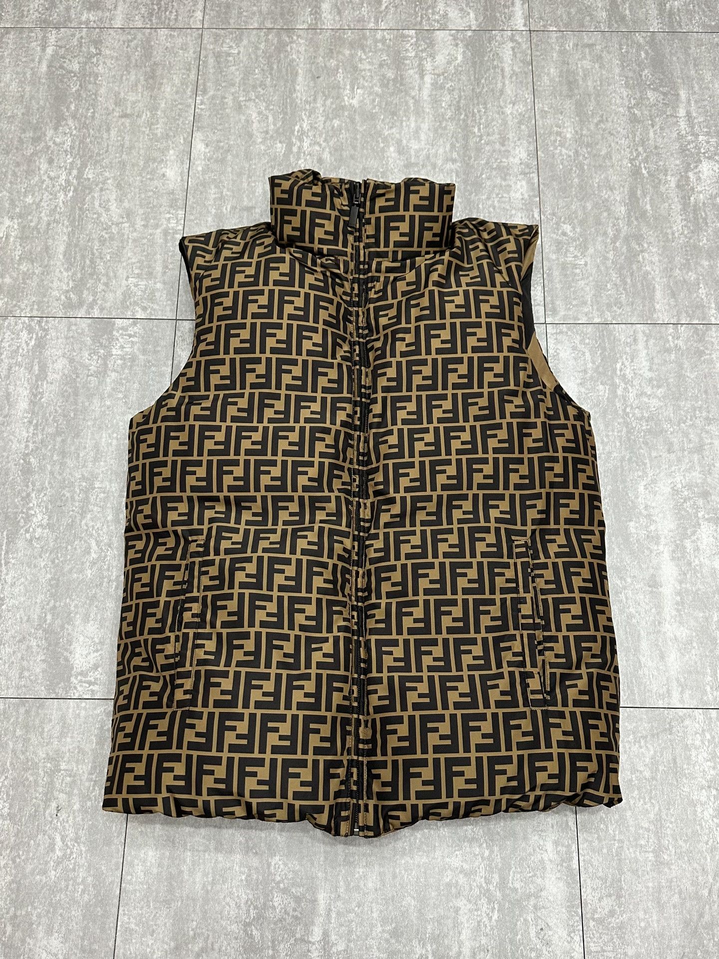 Fendi Fendi Down Tank Top l Men Size US L / EU 52-54 / 3 - 1 Thumbnail