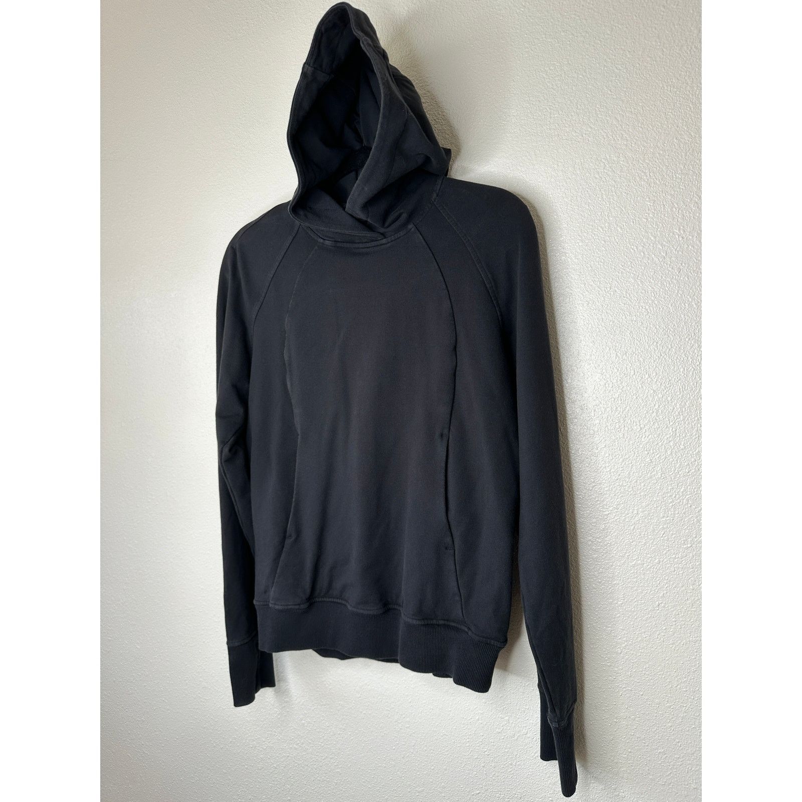 Lululemon Lululemon Black Long Sleeve Pullover Front Pocket Hoodie 4 Size S / US 4 / IT 40 - 3 Thumbnail