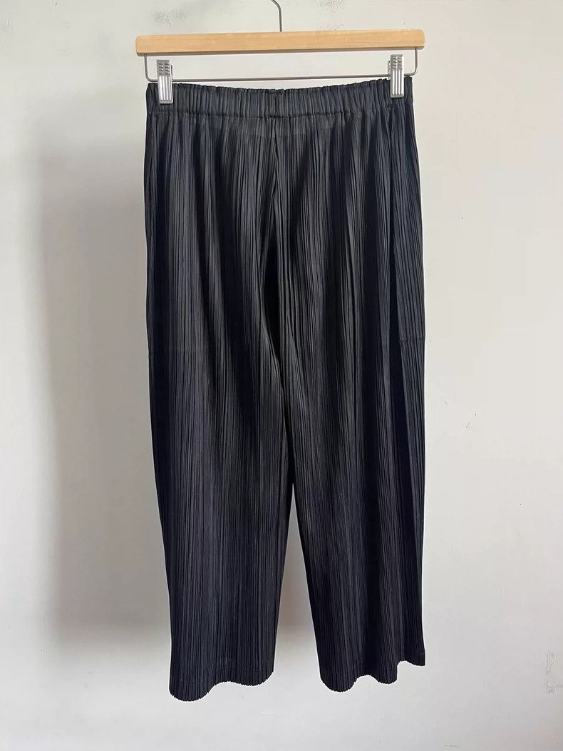 Issey Miyake Issey Miyake size:3 Black pleated trousers Size 22" - 2 Thumbnail