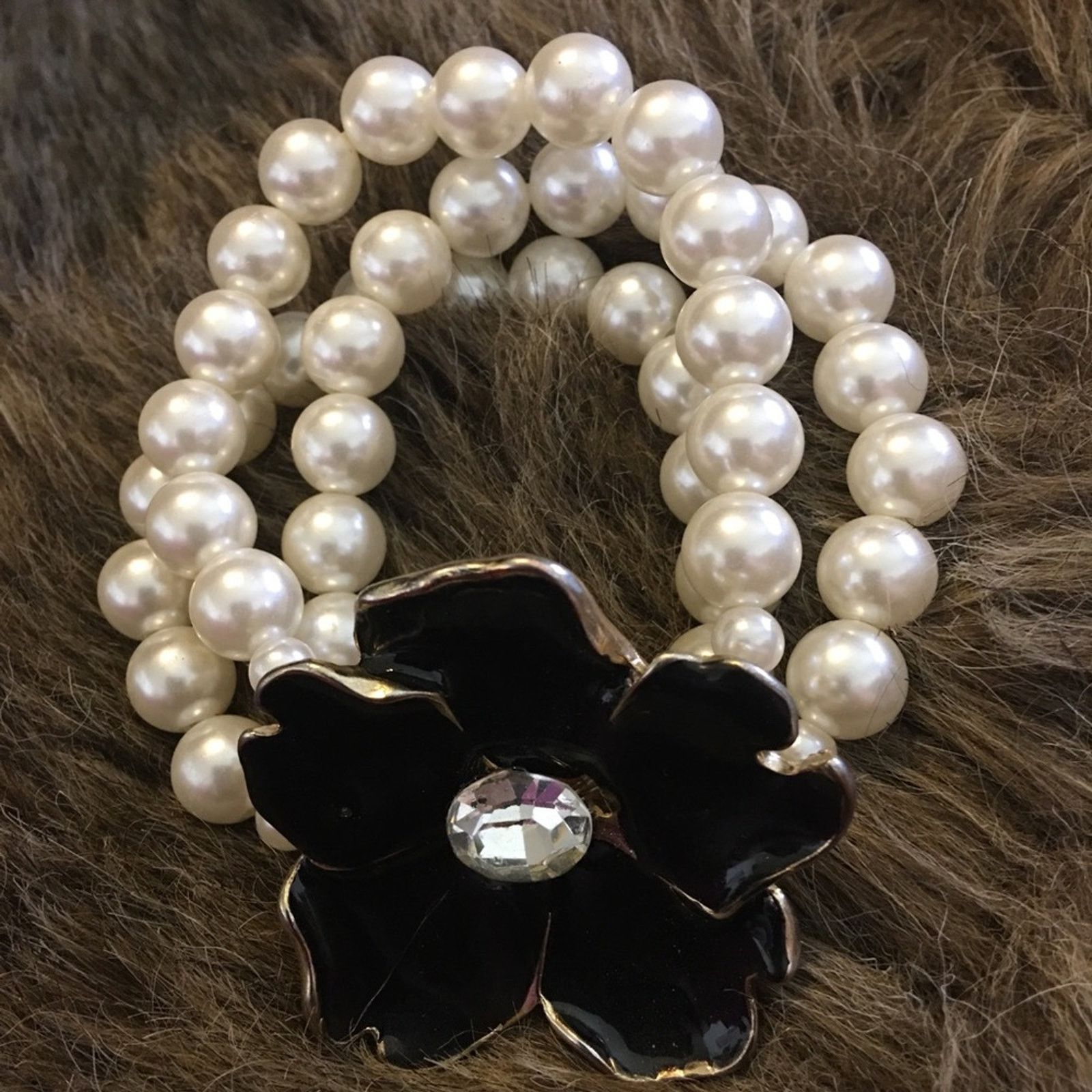 Jewelry Triple strand pearl enamel flower stretch bracelet Size ONE SIZE - 6 Thumbnail